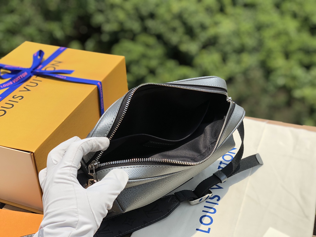 🌼 m30830尺寸29.5×20×10.5cmLV OUTDOOR 男士邮差包，非常独特的银色配老花，