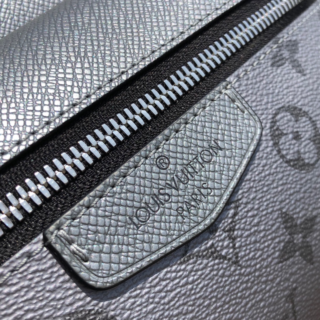 🌼 m30830尺寸29.5×20×10.5cmLV OUTDOOR 男士邮差包，非常独特的银色配老花，