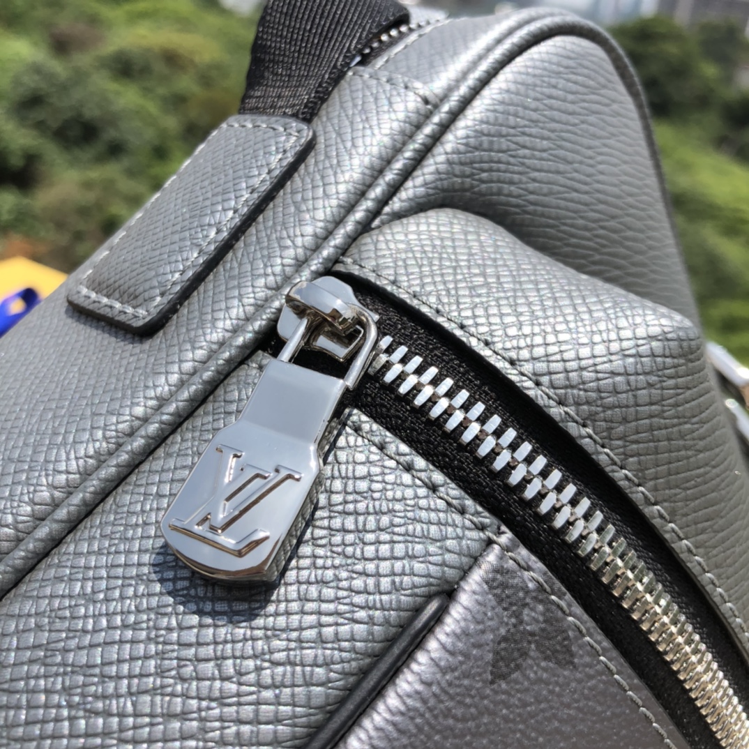 🌼 m30830尺寸29.5×20×10.5cmLV OUTDOOR 男士邮差包，非常独特的银色配老花，