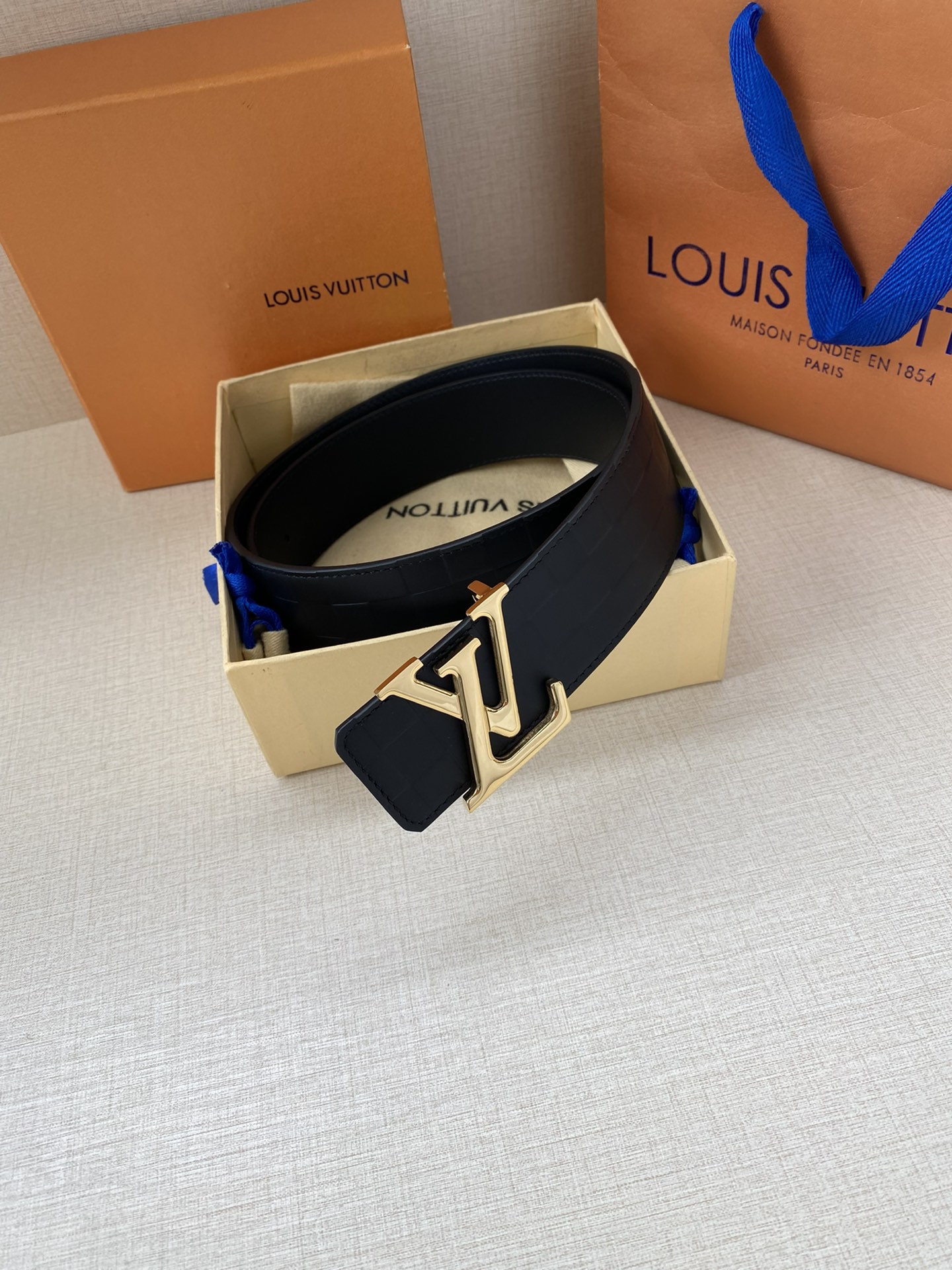 LV Pyramide Glitter 40 毫米腰带洋溢 皮具系列的青春格调,为经典 Damier 格纹 另一面的素净牛皮革演绎含蓄风范 9