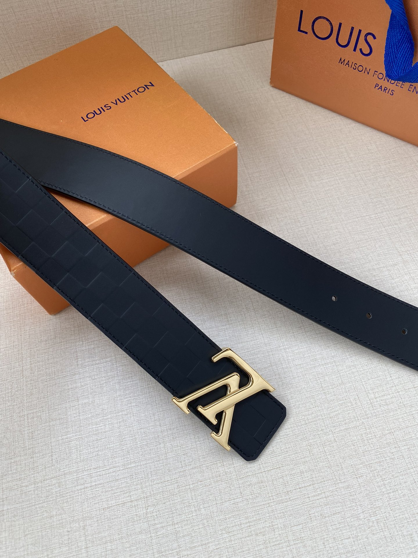 LV Pyramide Glitter 40 毫米腰带洋溢 皮具系列的青春格调,为经典 Damier 格纹 另一面的素净牛皮革演绎含蓄风范 8