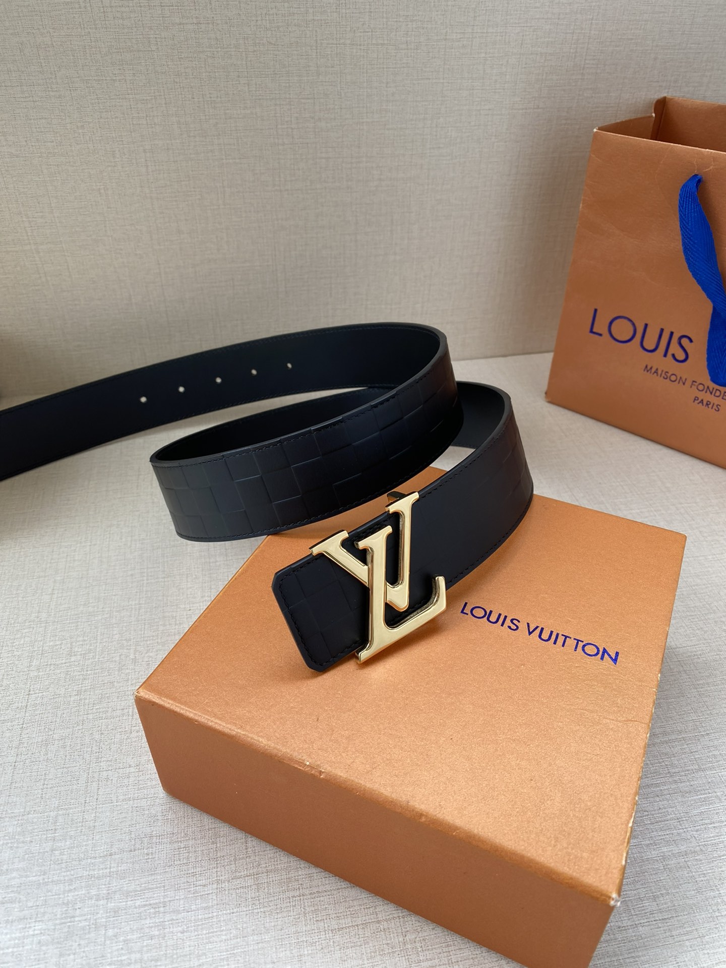 LV Pyramide Glitter 40 毫米腰带洋溢 皮具系列的青春格调,为经典 Damier 格纹 另一面的素净牛皮革演绎含蓄风范 7