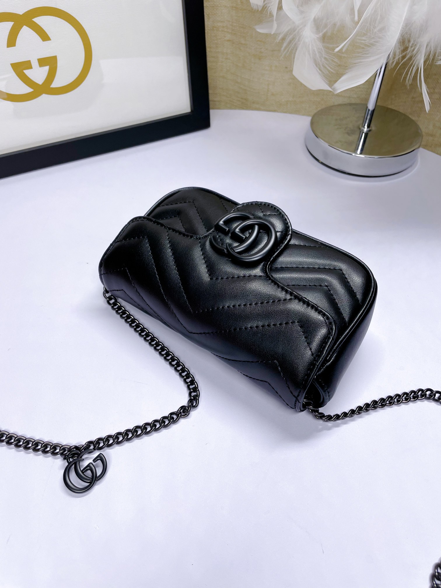 G家 ミニチェーンバッグ - 構造化デザインと真皮使用