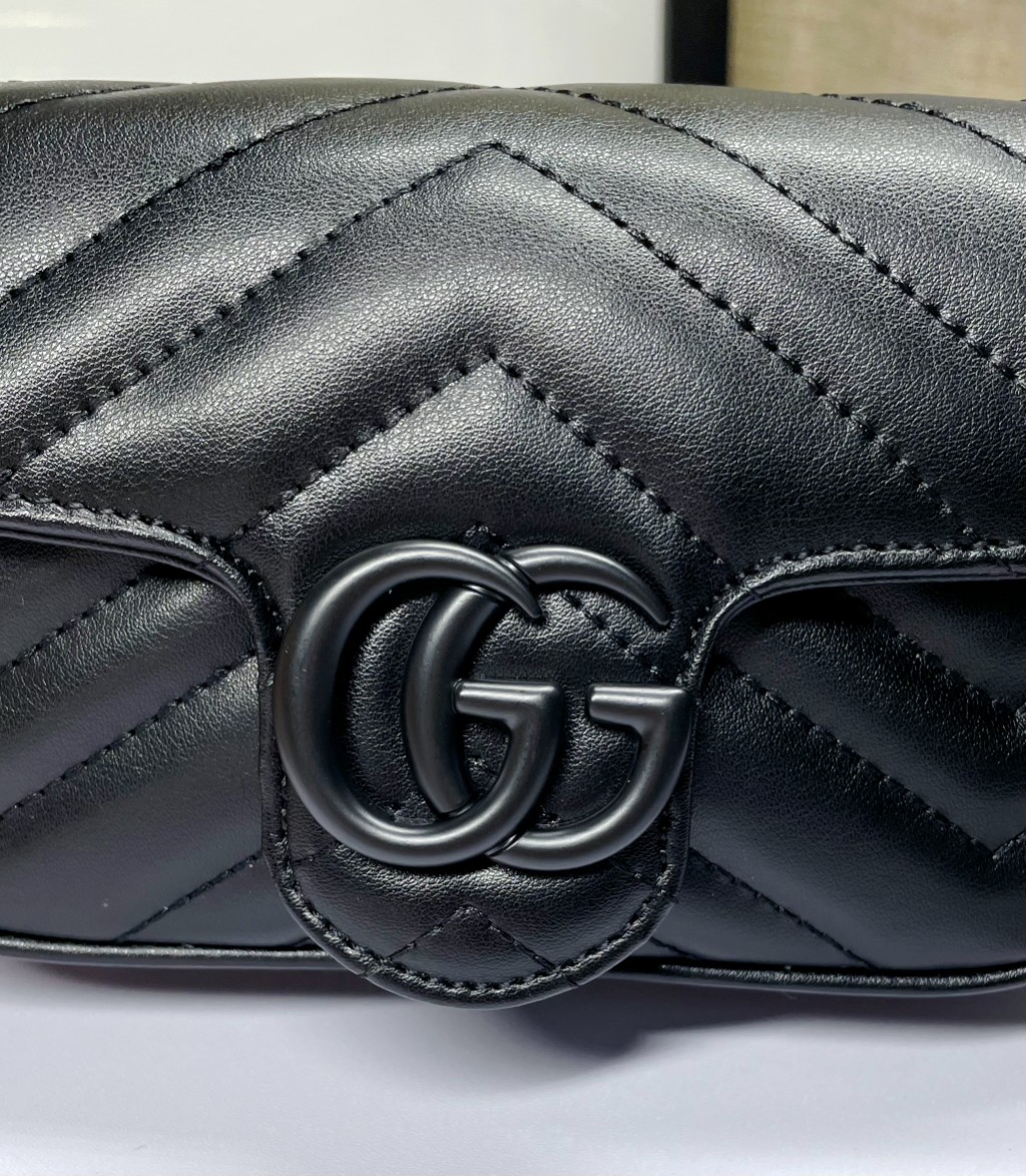 G家 ミニチェーンバッグ - 構造化デザインと真皮使用