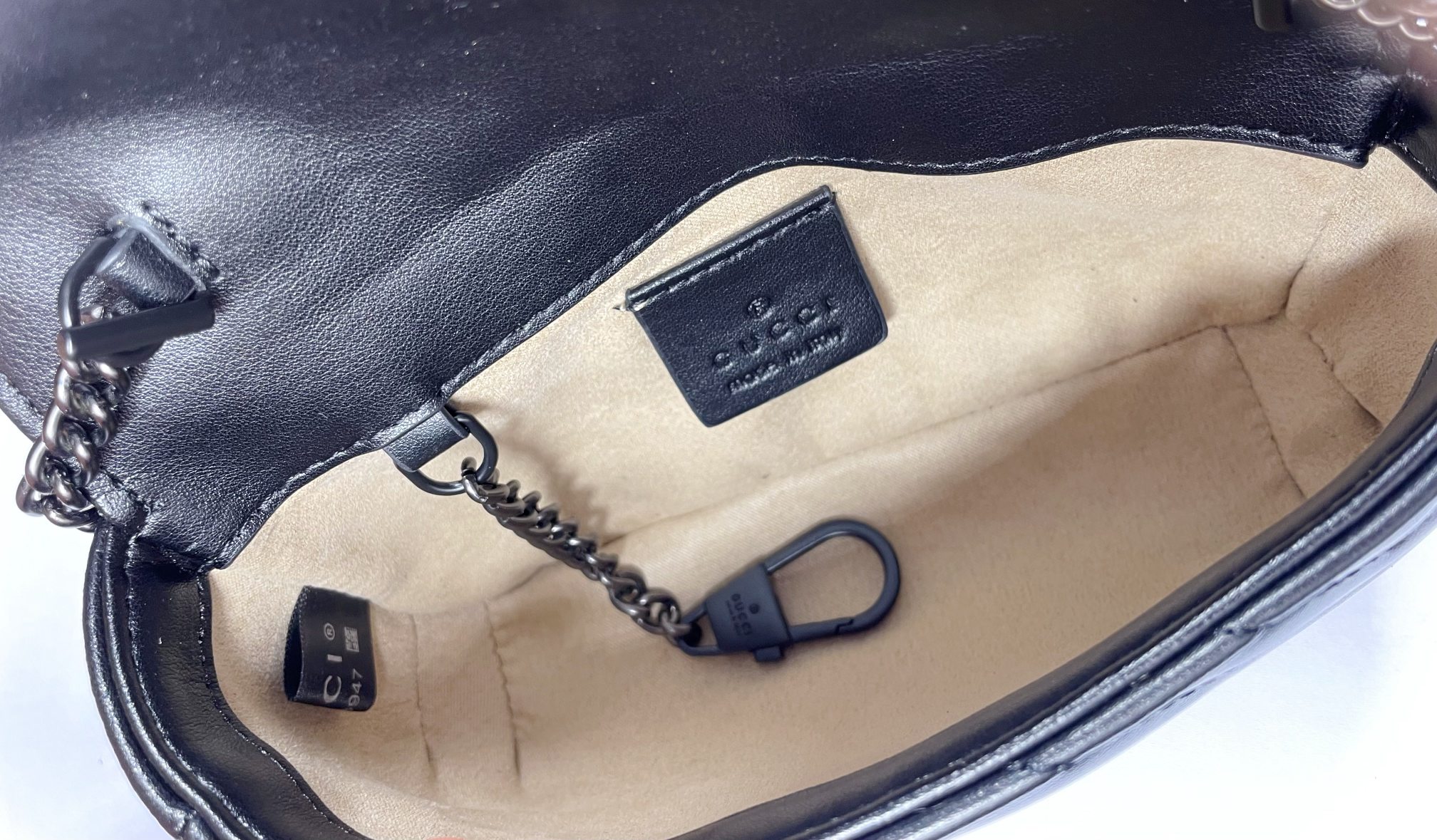 G家 ミニチェーンバッグ - 構造化デザインと真皮使用