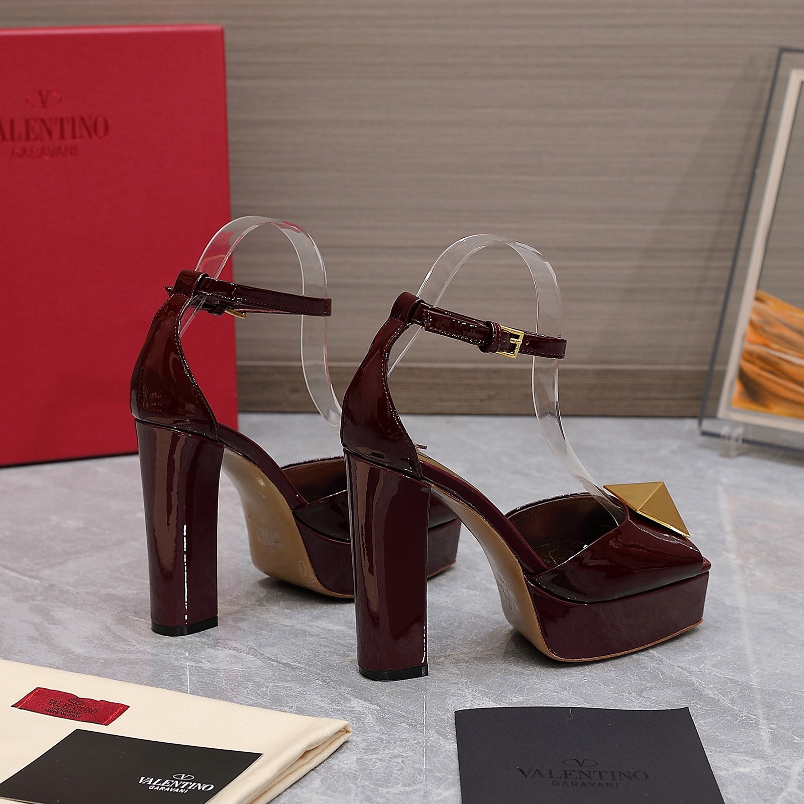 NO:787170,The highest version, square toe fish mouth series, diamond square buckle Valentino Paris Weekend summer and spring show new Valentino sky-high water-proof leather lacquer high heels Valentino is a fashion brand sourced from Italy. It combines Italian craftsmanship and modern beauty to interpret the new charm of the times. The ultra-high heel design has been favored by famous bloggers at home and abroad. Thousands of fans and bloggers have expressed their love for it and sold well at home and abroad.  The stock has been sold out in China. The top version comes in candy-colored fruit colors. Each color is absolutely beautiful. It comes with the family's classic golden five, which is highly recognizable. The original water-heeled platform is in high version and sold in 5 hair colors. The toe is made of cow patent leather and the lining is imported grained sheepskin. The sole of the shoe is original custom-made leather sole. Taiwan water 3.5cm. Heel height 13cm. Packing case is all original packaging.  Number 35-39 'Order on 40.41.42' Color black, white rice, nude, burgundy, pink (official 5 colors are sold together) Bid factory, sandals, valentino, valentino, sandals19860909高最版本 方头鱼嘴系列,钻石方扣  Valentino 巴时黎周秀夏春款场 款新华伦天奴恨天高水防台皮漆高跟鞋 Valentino伦华奴天意于源大利的时装牌品, ,融意合大手利工艺和现代感美,演绎全时新魅尚力 续延超高跟计设,深得海知外名博主青睐 万千粉丝博主倾演情绎,销畅海内外 内国已经货断,顶版级本 糖色果色配,每颜个色都绝是美 自带家族经式典金五,辨度识高极 原版水跟台开高版,5发色售. 面鞋头层牛漆皮 里内口进粒面羊皮 底鞋原版定真制底大皮 台水3.5cm 跟高13cm 装包套全原版装包 数码35-39「40.41.42订」 颜色黑,白米,色裸、酒红色、色粉（官方5色发步同售） 出价厂,凉鞋,valentino,valentino,sandals,Women's Shoes