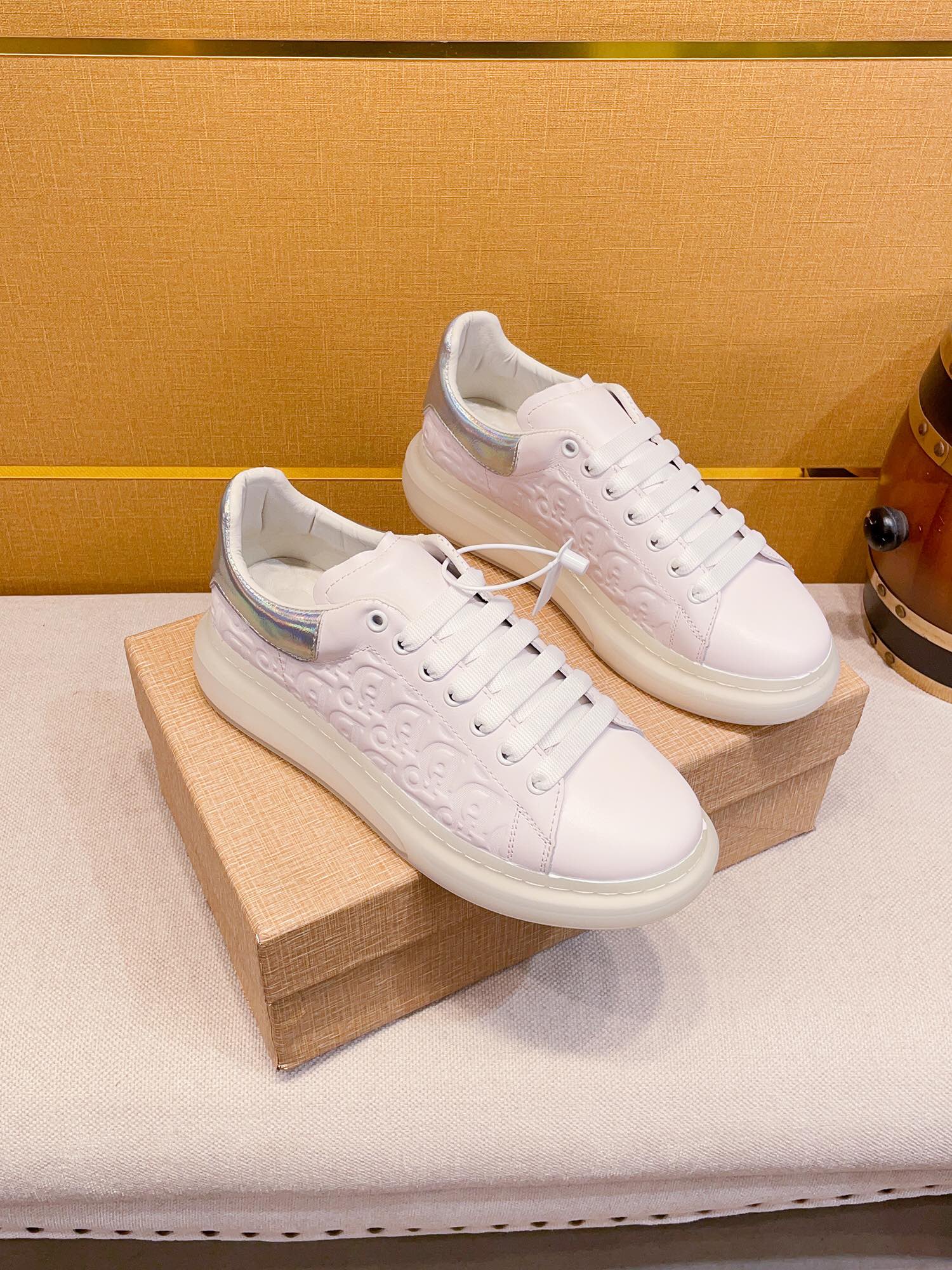 I5  高品质 麦昆 Alexander McQueen 潮鞋懒人运动风男鞋，原单霸气原版😍 欧美大师设计简洁高档大气，专柜品质值得信赖，面料进口顶级材质 。鞋面原版超闪电绣更是重金打造😍 柔软的羊皮内里🐑 做工精细，专柜原版大底，上脚舒适百搭，潮男乐福专属定制，小 麦昆 Alexander McQueen  适合司机户外行车🚗 休闲鞋系列之首，男鞋