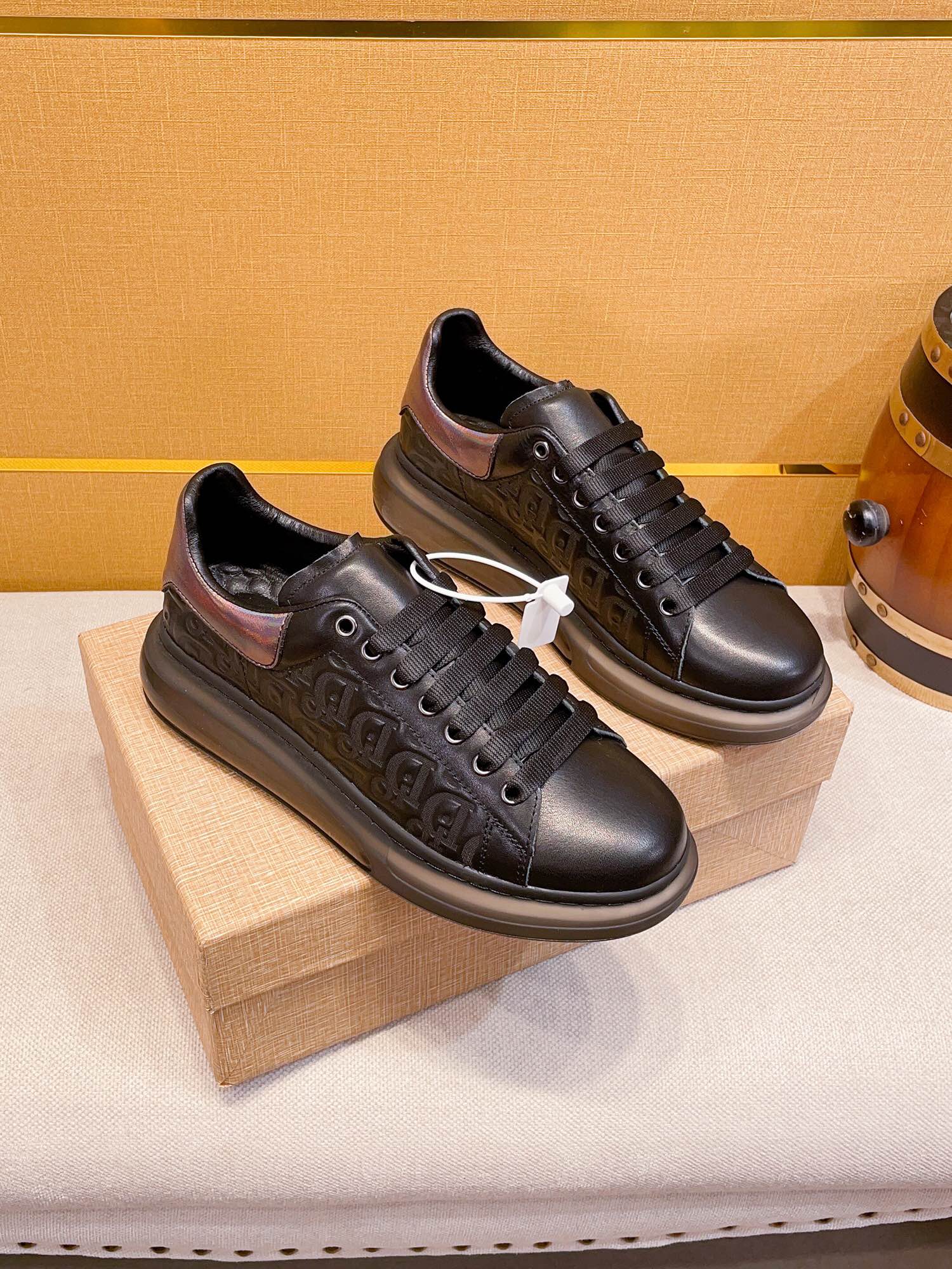 I5  高品质 麦昆 Alexander McQueen 潮鞋懒人运动风男鞋，原单霸气原版😍 欧美大师设计简洁高档大气，专柜品质值得信赖，面料进口顶级材质 。鞋面原版超闪电绣更是重金打造😍 柔软的羊皮内里🐑 做工精细，专柜原版大底，上脚舒适百搭，潮男乐福专属定制，小 麦昆 Alexander McQueen  适合司机户外行车🚗 休闲鞋系列之首，男鞋