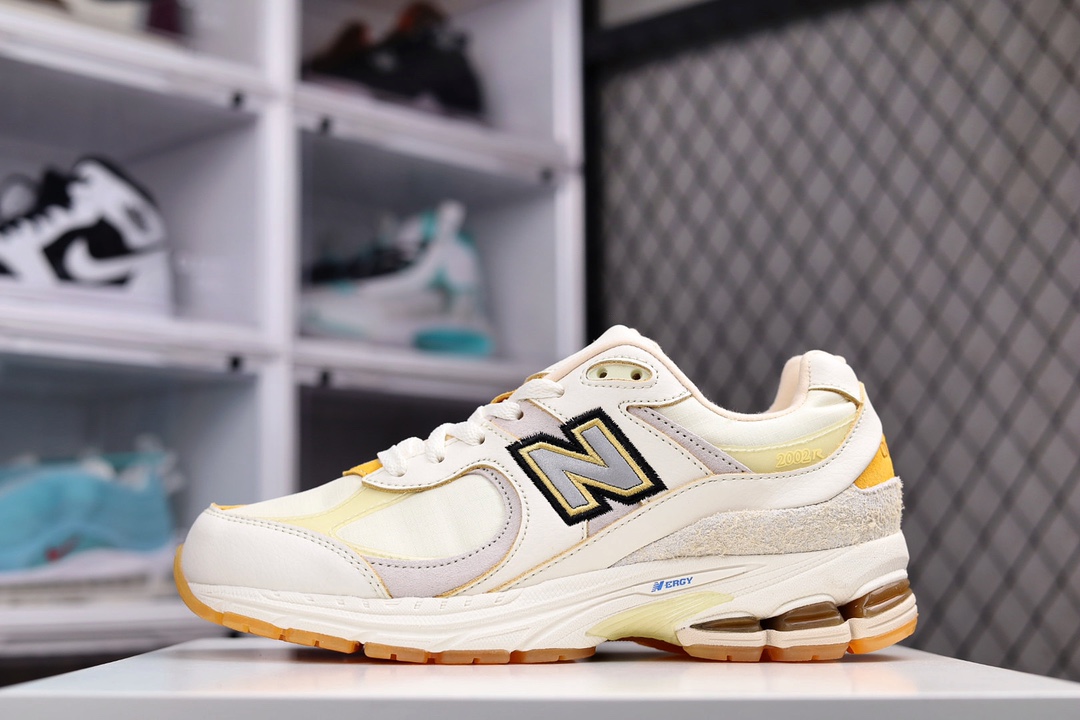 G5 公司级New Balance 2002R 专柜订单沿袭了面世之初的经典科技，以 ENCAP 中底配以升级版 N-ERGY 缓震物料。鞋面则采用特色的柔软麂皮搭以 New Balance 经典的尼龙网布，低调中还原跑鞋本真。更年轻化的设计理念与材质，让新世代青年得以用全新视角体验经典鞋款的传奇魅力ZJR