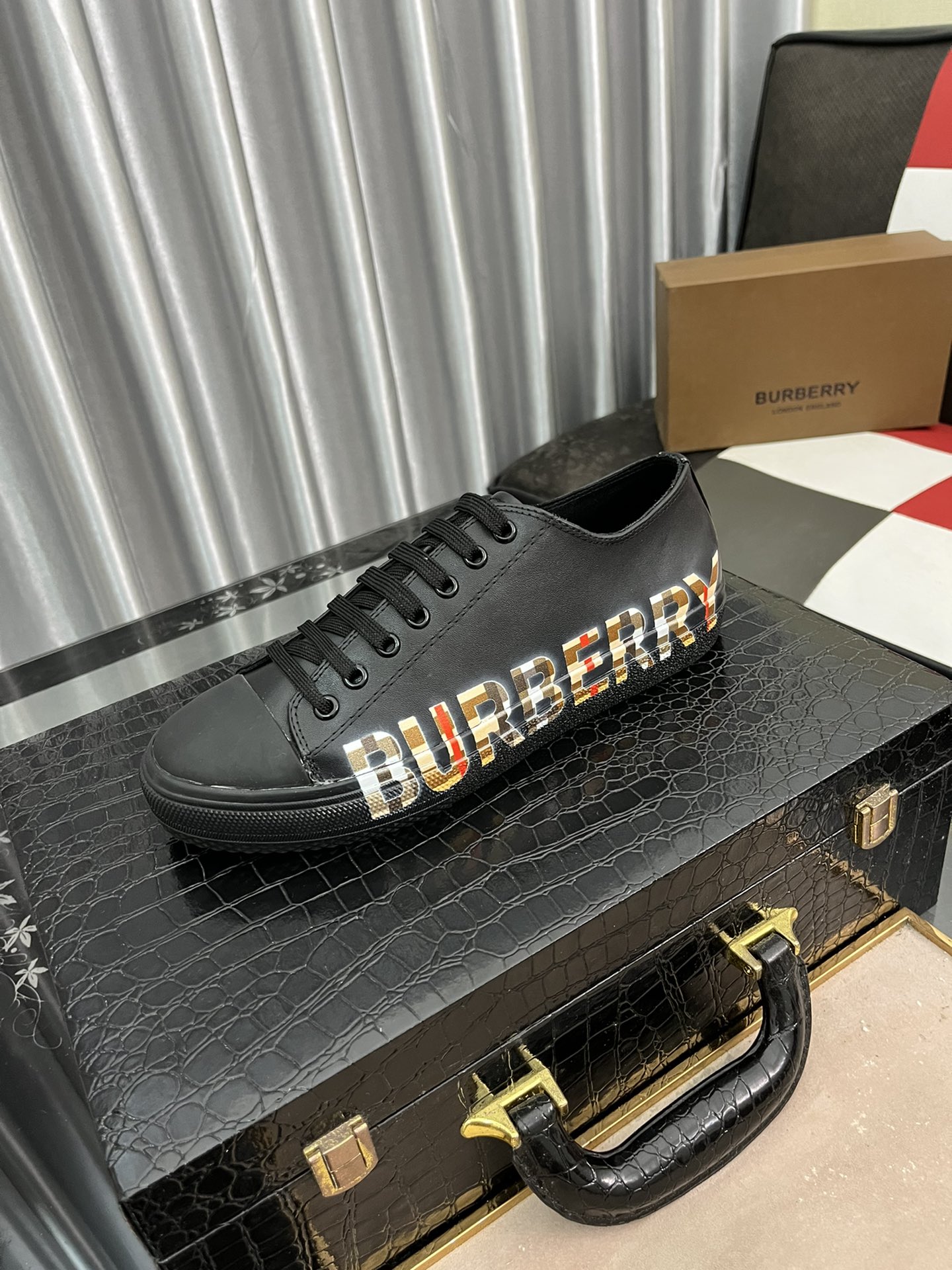 I5   Burberry 巴宝莉  男鞋 最 2022精心打造，引爆全场不断创新的国际品牌 此款男士四季运动休闲鞋，原版版本，鞋面透气牛皮面料 ，鞋子 透气舒适皮垫脚➕橡胶防滑大底，透气舒适以质量