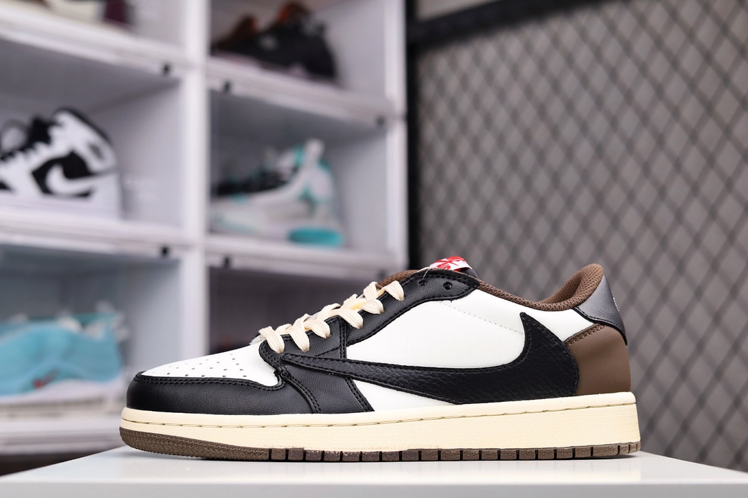G0 公司级 Travis Scott x Air Jordan AJ1 Low QX 倒钩TS联名低帮板鞋 反向倒勾 亮点之处在于鞋侧的倒置 Swoosh。鞋面以棕色牛巴革及白色荔枝皮的混搭设计 反转Swoosh Logo荔枝头层皮打造。错版灵感来源于洛杉矶球鞋店铺收到一双特别的错版 Air Jordan 1“Gold Toe” 的勾子倒过来，之后抄近 H0 00美元 研发出反向勾的设计。