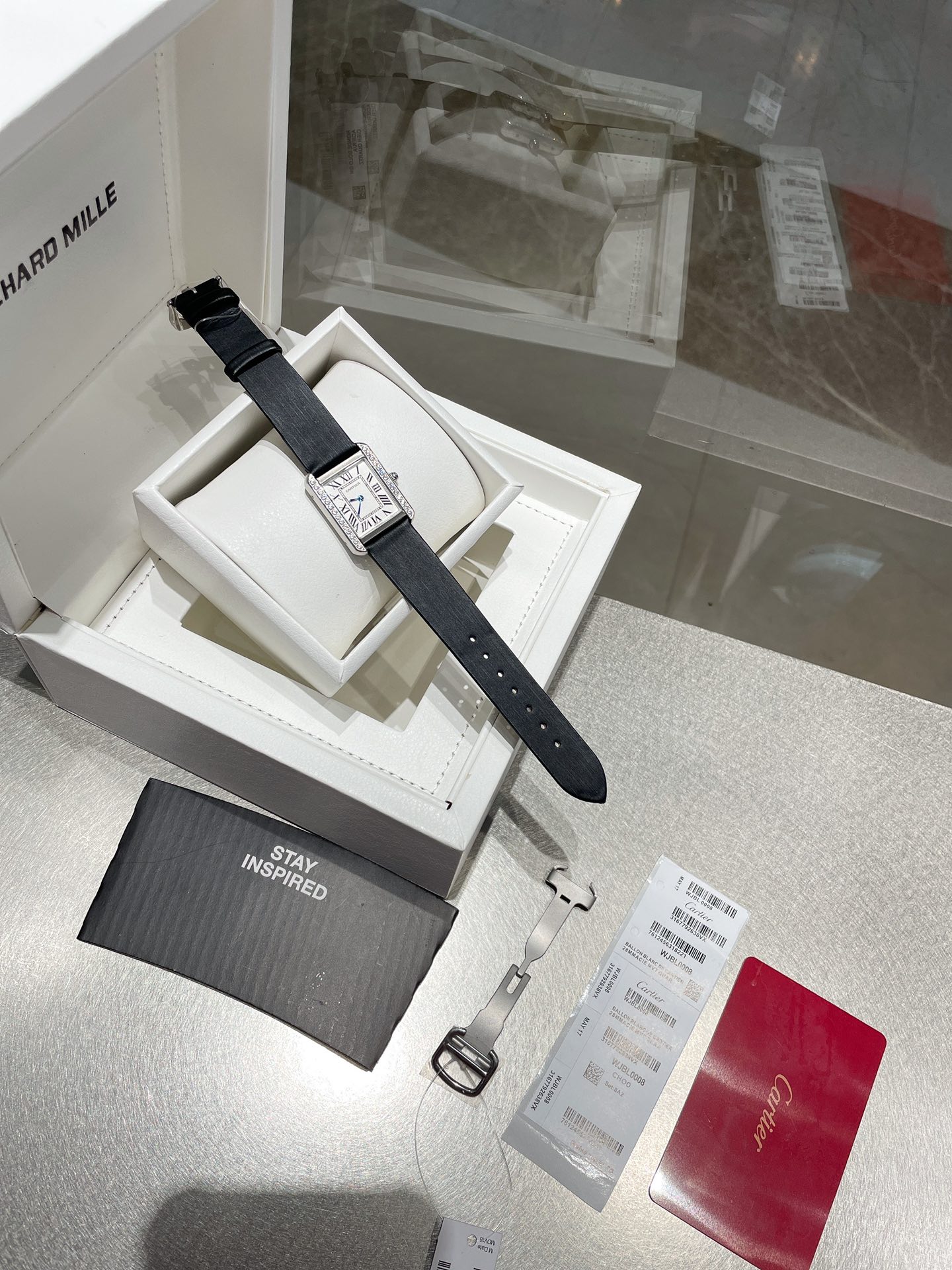 💰260金+20钻+20
卡地亚坦克系列复古腕表 TANK 坦克系列！字面采用立体凸出，316L精钢版，情侣对表，进口瑞士机芯，三码合一。中号27MMX34MM，小号尺寸24MMX31MM。细节打磨，指针颜色，把头弧度，原厂荔枝纹皮带，精钢原装钢带、配贴码，颜色分配：白壳 黄金壳 玫瑰金壳 表带颜色齐全！进口机芯 
TankSolo匠心之作 值得您拥有！