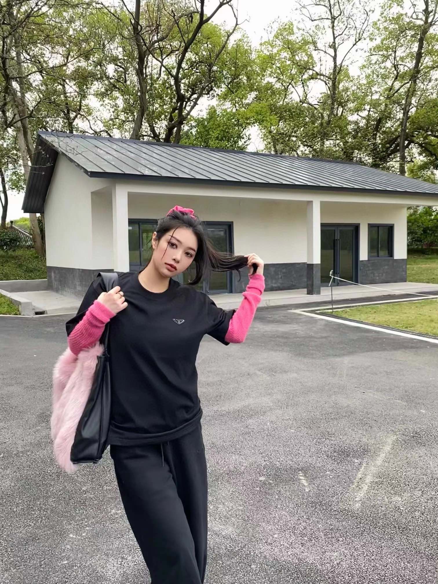 Prada/普拉达 经典铁牌徽标短袖T恤 上身效果#