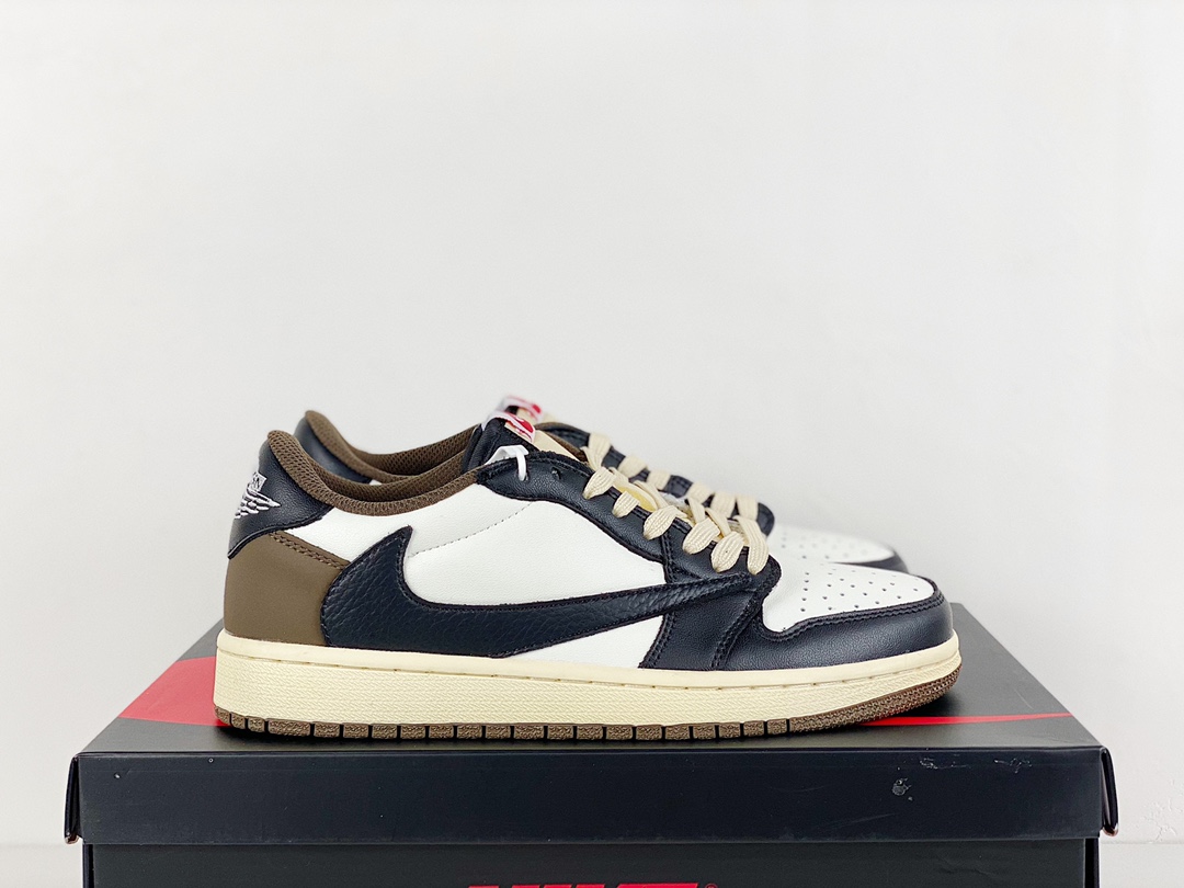 公司级 Air Jordan 1 Retro High OG 倒勾 低帮 AJ1 乔丹1代 aj1 乔1 反向脚趾。亮点之处在于鞋侧的倒置 Swoosh。错版灵感来源于洛杉矶球鞋店铺收到一双特别的错版勾子倒过来，研发出反向勾的设计。