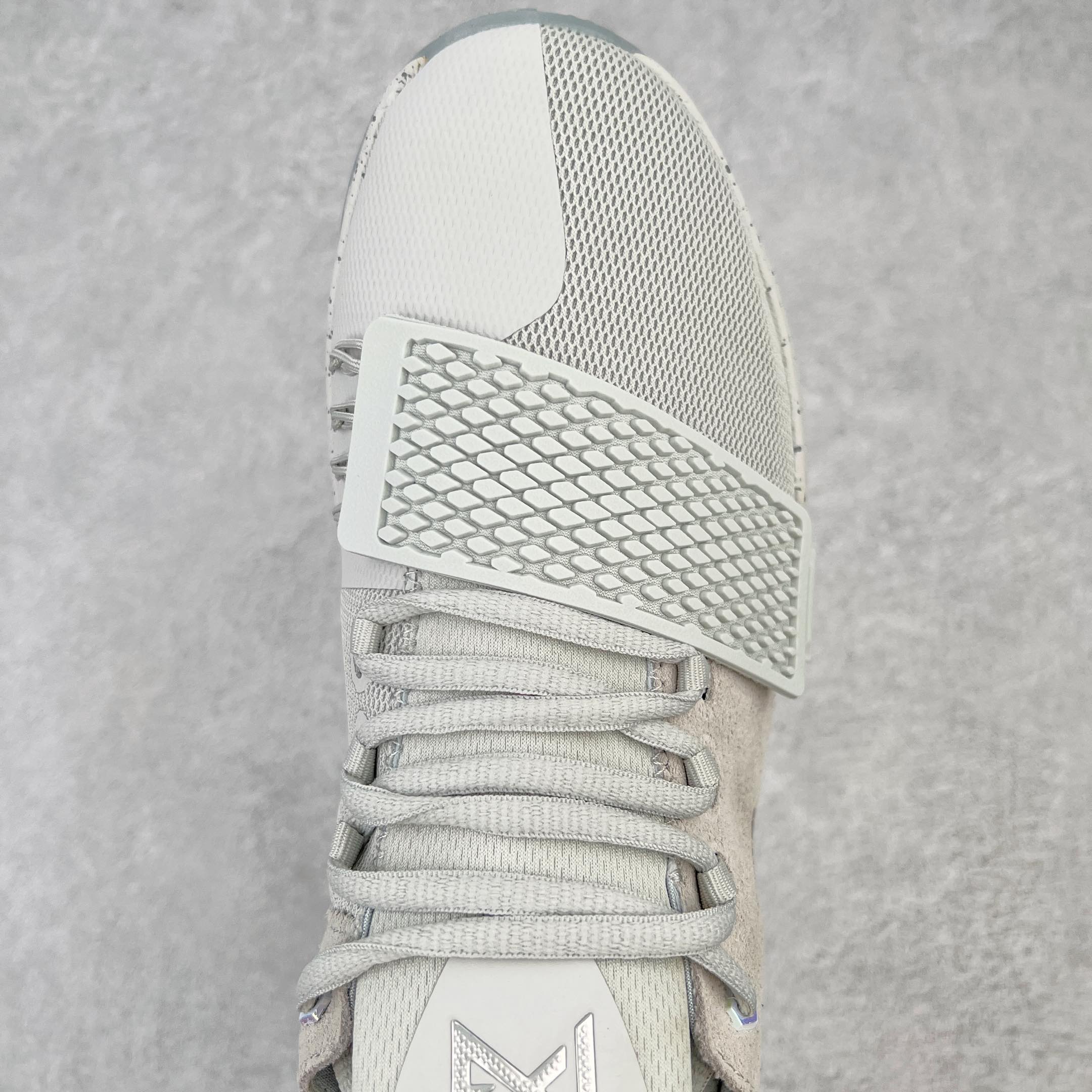 图片[4]-＃K版纯原福利 NK Paul George PG1 保罗乔治一代签名篮球鞋 水泥灰 728223-002 网眼布面与麂皮材质拼接合成的鞋身充满质感 鞋面与鞋底的鱼鳞纹路、携带扣的浮标形状设计的灵感来自于乔治最大的个人爱好一钓鱼 鞋身的F引ywire动态飞线与大绑带设计为球鞋提供了非常优秀的包妻和稳定性 中底则使用了Phylon泡棉加前掌Zoom Air气垫 带来轻盈而富有回弹力的缓震效果 球鞋后部的3M反光条设计则寓意着他那次著名的受伤事件 尺码：39 40 40.5 41 42 42.5 43 44 44.5 45 46-选品中心