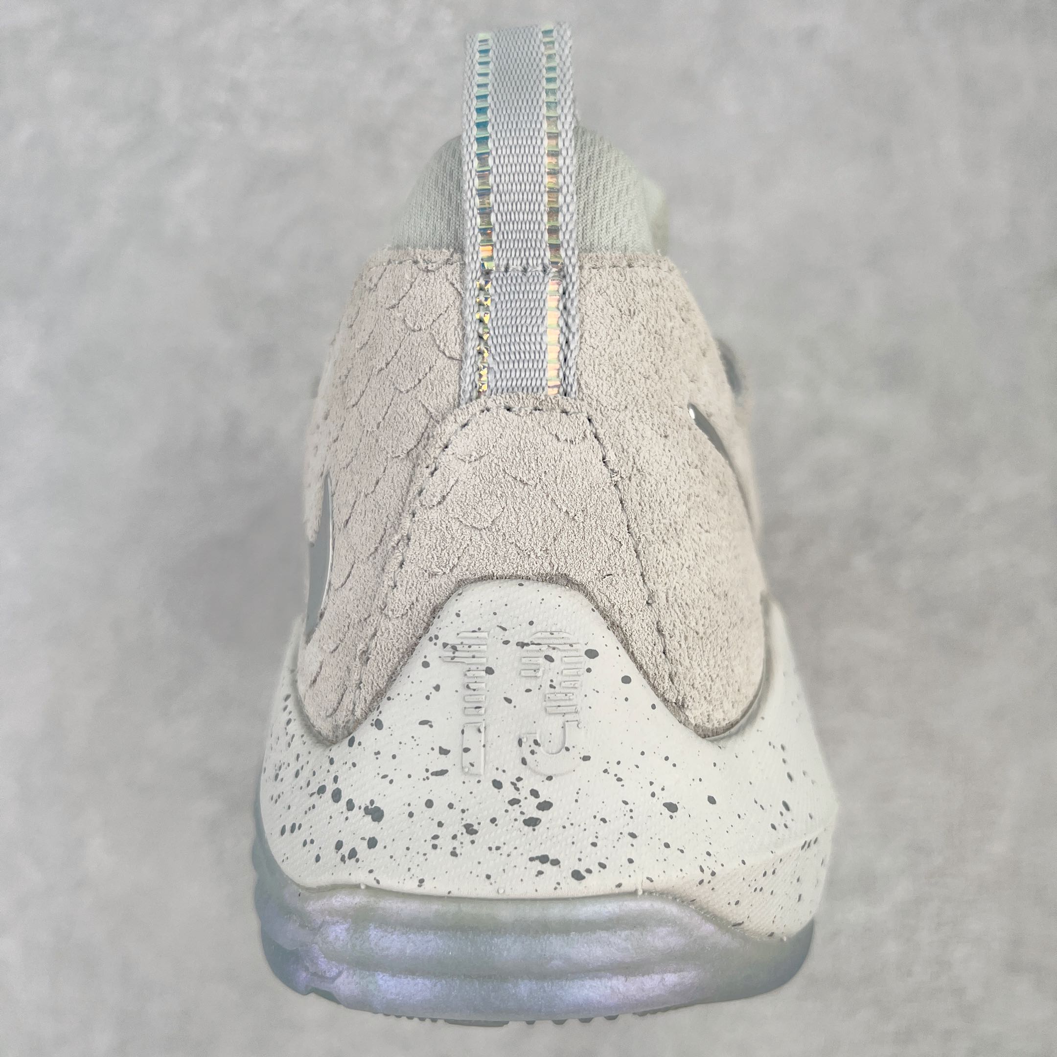 图片[8]-＃K版纯原福利 NK Paul George PG1 保罗乔治一代签名篮球鞋 水泥灰 728223-002 网眼布面与麂皮材质拼接合成的鞋身充满质感 鞋面与鞋底的鱼鳞纹路、携带扣的浮标形状设计的灵感来自于乔治最大的个人爱好一钓鱼 鞋身的F引ywire动态飞线与大绑带设计为球鞋提供了非常优秀的包妻和稳定性 中底则使用了Phylon泡棉加前掌Zoom Air气垫 带来轻盈而富有回弹力的缓震效果 球鞋后部的3M反光条设计则寓意着他那次著名的受伤事件 尺码：39 40 40.5 41 42 42.5 43 44 44.5 45 46-选品中心