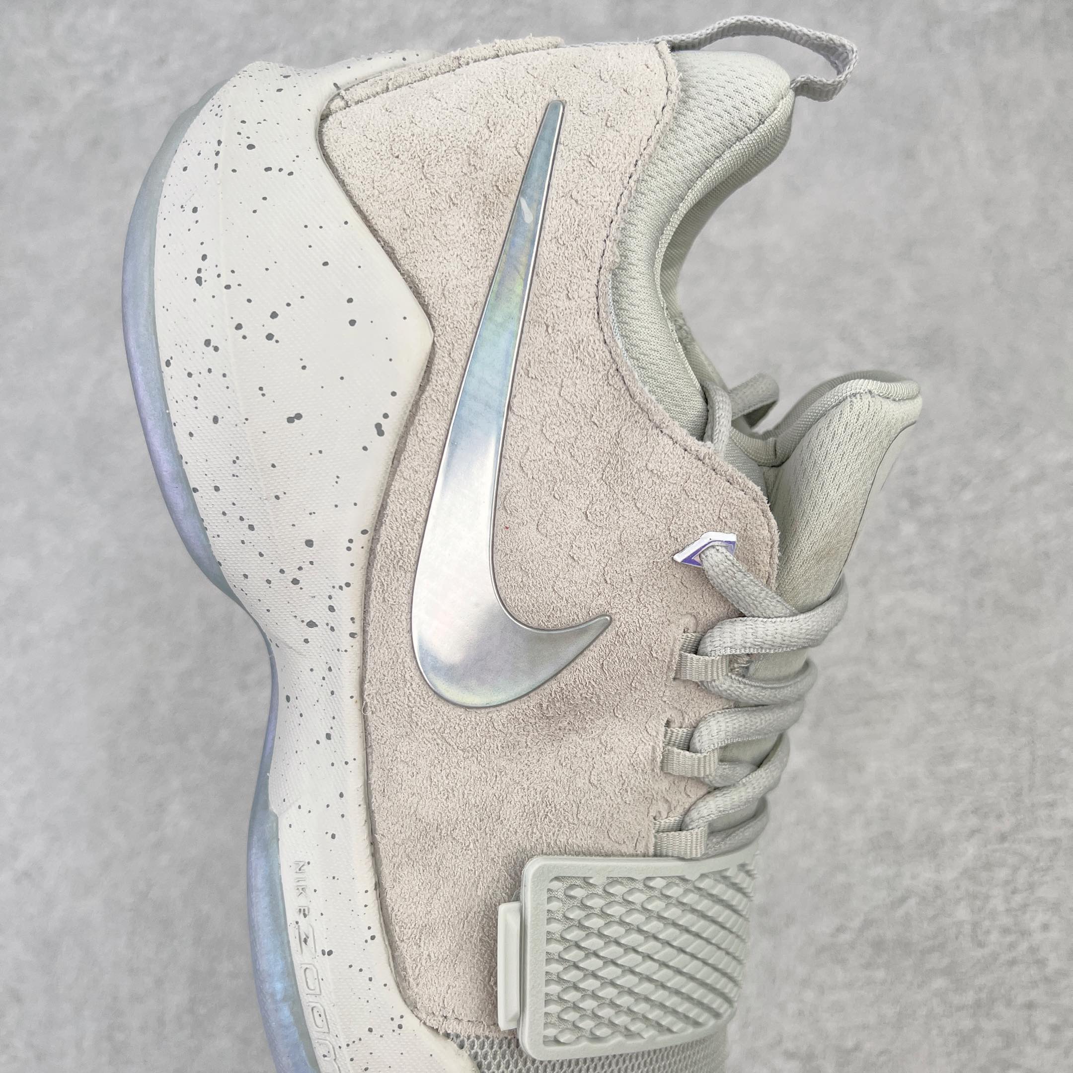 图片[6]-＃K版纯原福利 NK Paul George PG1 保罗乔治一代签名篮球鞋 水泥灰 728223-002 网眼布面与麂皮材质拼接合成的鞋身充满质感 鞋面与鞋底的鱼鳞纹路、携带扣的浮标形状设计的灵感来自于乔治最大的个人爱好一钓鱼 鞋身的F引ywire动态飞线与大绑带设计为球鞋提供了非常优秀的包妻和稳定性 中底则使用了Phylon泡棉加前掌Zoom Air气垫 带来轻盈而富有回弹力的缓震效果 球鞋后部的3M反光条设计则寓意着他那次著名的受伤事件 尺码：39 40 40.5 41 42 42.5 43 44 44.5 45 46-选品中心