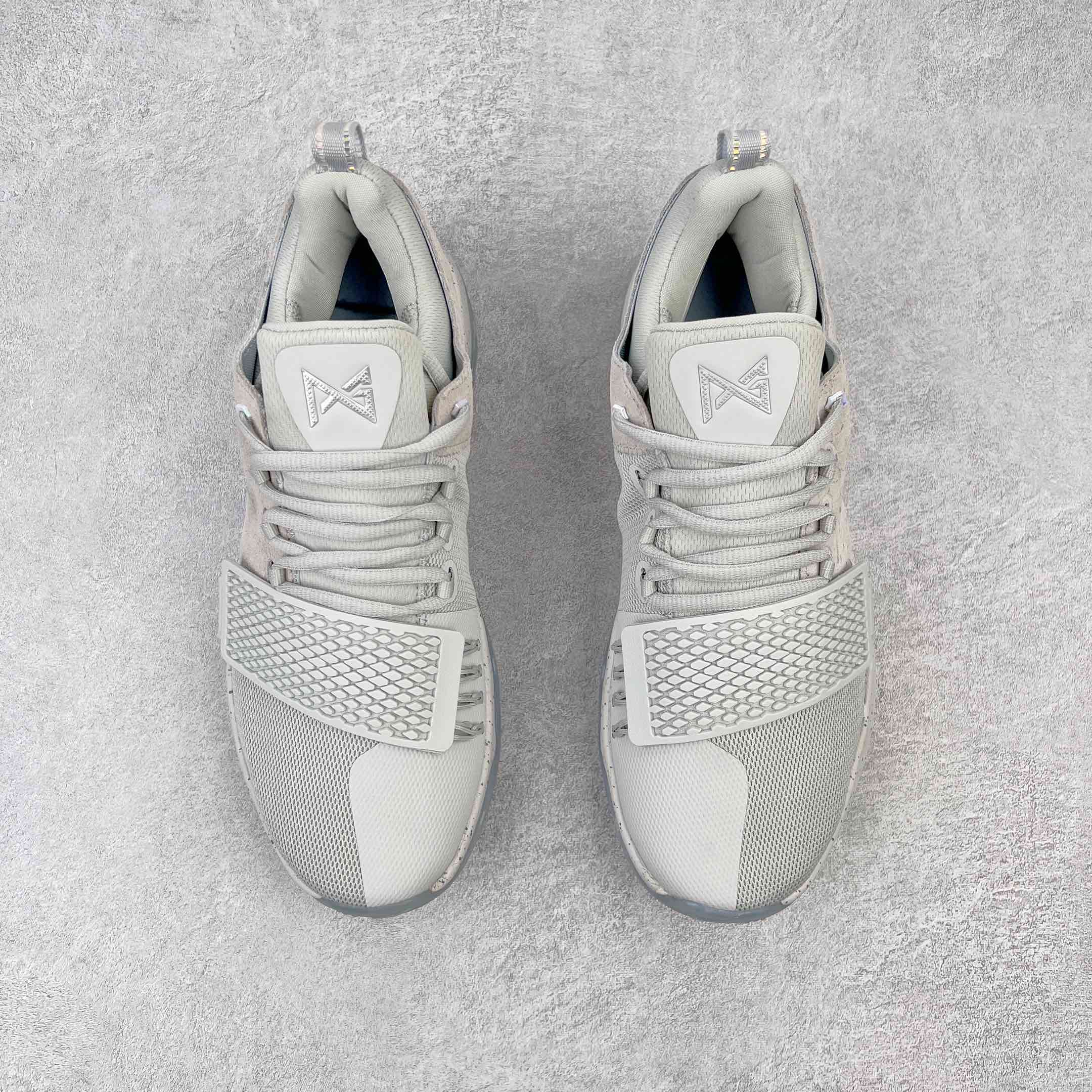 图片[2]-＃K版纯原福利 NK Paul George PG1 保罗乔治一代签名篮球鞋 水泥灰 728223-002 网眼布面与麂皮材质拼接合成的鞋身充满质感 鞋面与鞋底的鱼鳞纹路、携带扣的浮标形状设计的灵感来自于乔治最大的个人爱好一钓鱼 鞋身的F引ywire动态飞线与大绑带设计为球鞋提供了非常优秀的包妻和稳定性 中底则使用了Phylon泡棉加前掌Zoom Air气垫 带来轻盈而富有回弹力的缓震效果 球鞋后部的3M反光条设计则寓意着他那次著名的受伤事件 尺码：39 40 40.5 41 42 42.5 43 44 44.5 45 46-选品中心