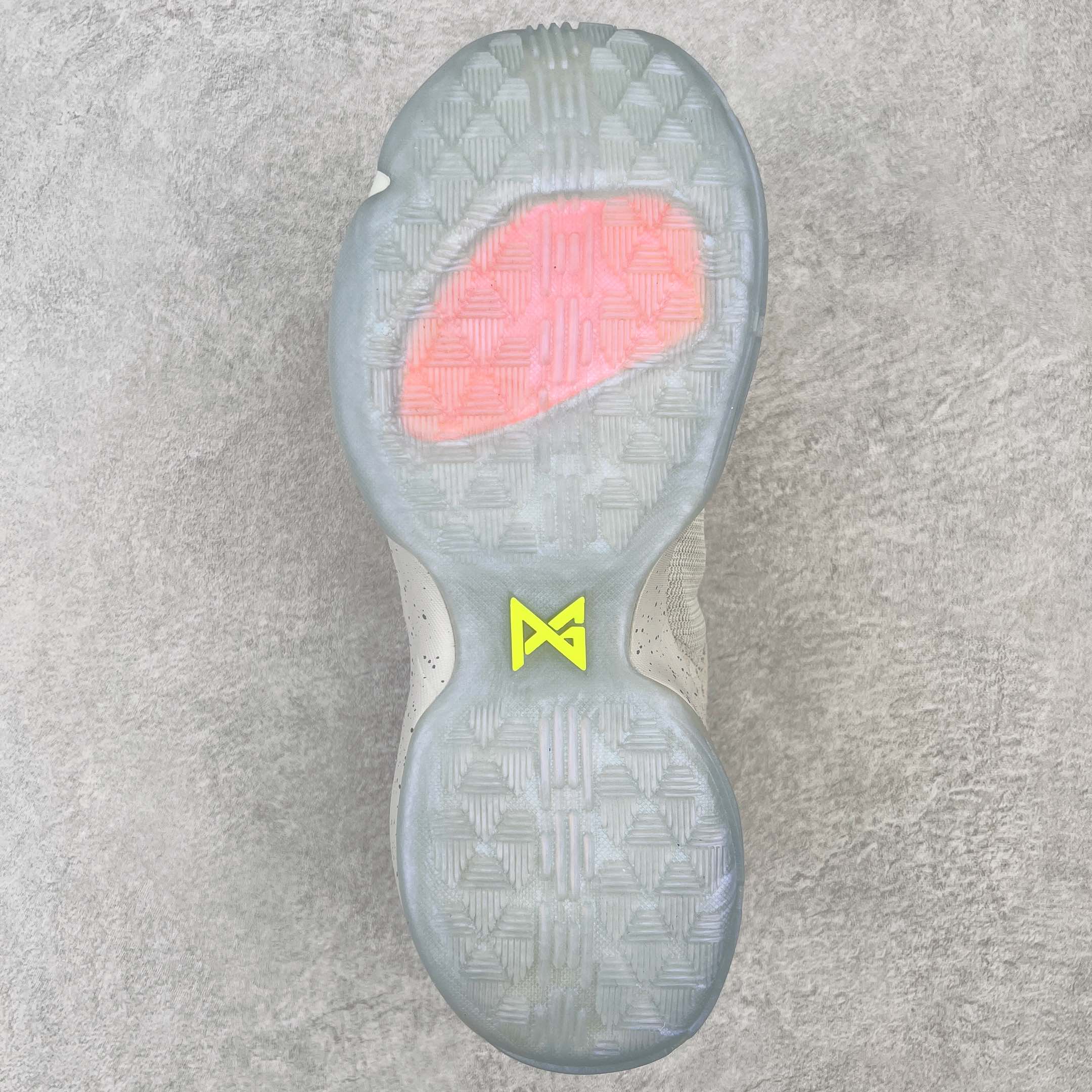 图片[9]-＃K版纯原福利 NK Paul George PG1 保罗乔治一代签名篮球鞋 水泥灰 728223-002 网眼布面与麂皮材质拼接合成的鞋身充满质感 鞋面与鞋底的鱼鳞纹路、携带扣的浮标形状设计的灵感来自于乔治最大的个人爱好一钓鱼 鞋身的F引ywire动态飞线与大绑带设计为球鞋提供了非常优秀的包妻和稳定性 中底则使用了Phylon泡棉加前掌Zoom Air气垫 带来轻盈而富有回弹力的缓震效果 球鞋后部的3M反光条设计则寓意着他那次著名的受伤事件 尺码：39 40 40.5 41 42 42.5 43 44 44.5 45 46-选品中心