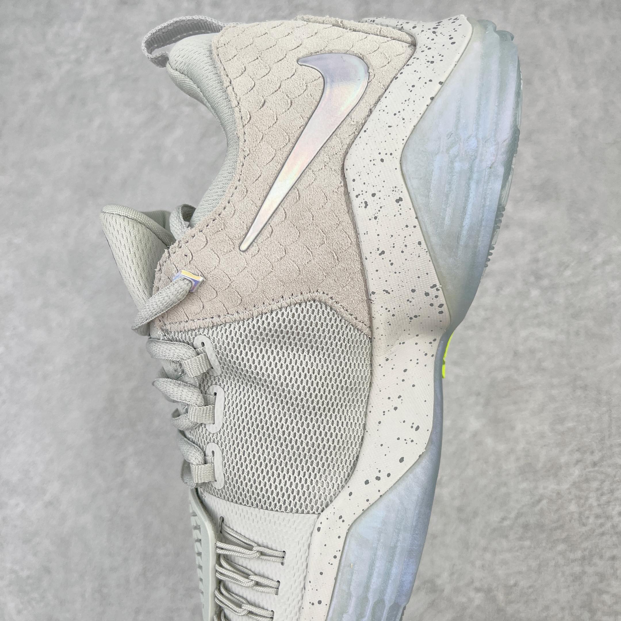 图片[7]-＃K版纯原福利 NK Paul George PG1 保罗乔治一代签名篮球鞋 水泥灰 728223-002 网眼布面与麂皮材质拼接合成的鞋身充满质感 鞋面与鞋底的鱼鳞纹路、携带扣的浮标形状设计的灵感来自于乔治最大的个人爱好一钓鱼 鞋身的F引ywire动态飞线与大绑带设计为球鞋提供了非常优秀的包妻和稳定性 中底则使用了Phylon泡棉加前掌Zoom Air气垫 带来轻盈而富有回弹力的缓震效果 球鞋后部的3M反光条设计则寓意着他那次著名的受伤事件 尺码：39 40 40.5 41 42 42.5 43 44 44.5 45 46-选品中心