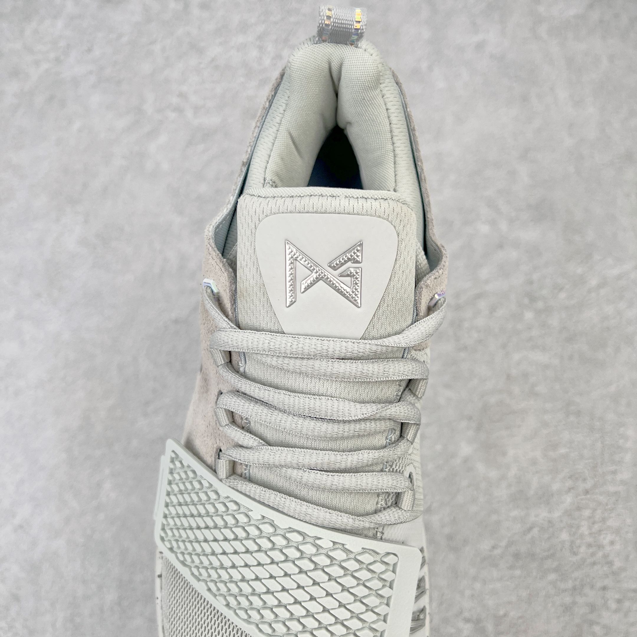 图片[5]-＃K版纯原福利 NK Paul George PG1 保罗乔治一代签名篮球鞋 水泥灰 728223-002 网眼布面与麂皮材质拼接合成的鞋身充满质感 鞋面与鞋底的鱼鳞纹路、携带扣的浮标形状设计的灵感来自于乔治最大的个人爱好一钓鱼 鞋身的F引ywire动态飞线与大绑带设计为球鞋提供了非常优秀的包妻和稳定性 中底则使用了Phylon泡棉加前掌Zoom Air气垫 带来轻盈而富有回弹力的缓震效果 球鞋后部的3M反光条设计则寓意着他那次著名的受伤事件 尺码：39 40 40.5 41 42 42.5 43 44 44.5 45 46-选品中心