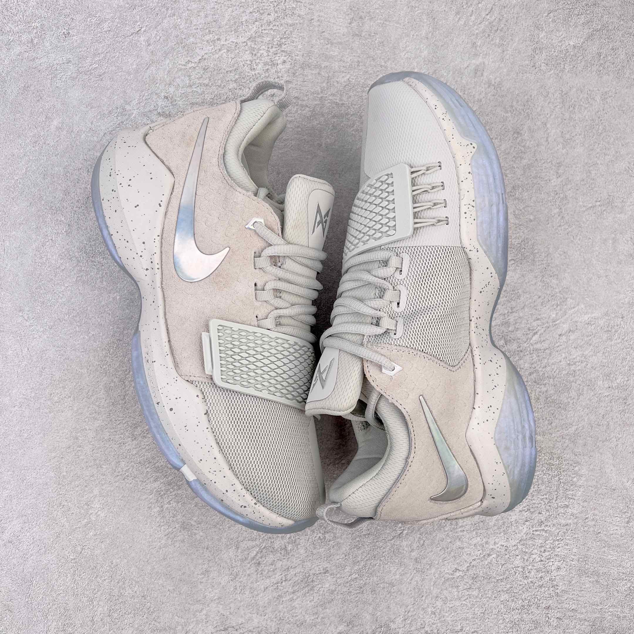 图片[3]-＃K版纯原福利 NK Paul George PG1 保罗乔治一代签名篮球鞋 水泥灰 728223-002 网眼布面与麂皮材质拼接合成的鞋身充满质感 鞋面与鞋底的鱼鳞纹路、携带扣的浮标形状设计的灵感来自于乔治最大的个人爱好一钓鱼 鞋身的F引ywire动态飞线与大绑带设计为球鞋提供了非常优秀的包妻和稳定性 中底则使用了Phylon泡棉加前掌Zoom Air气垫 带来轻盈而富有回弹力的缓震效果 球鞋后部的3M反光条设计则寓意着他那次著名的受伤事件 尺码：39 40 40.5 41 42 42.5 43 44 44.5 45 46-选品中心