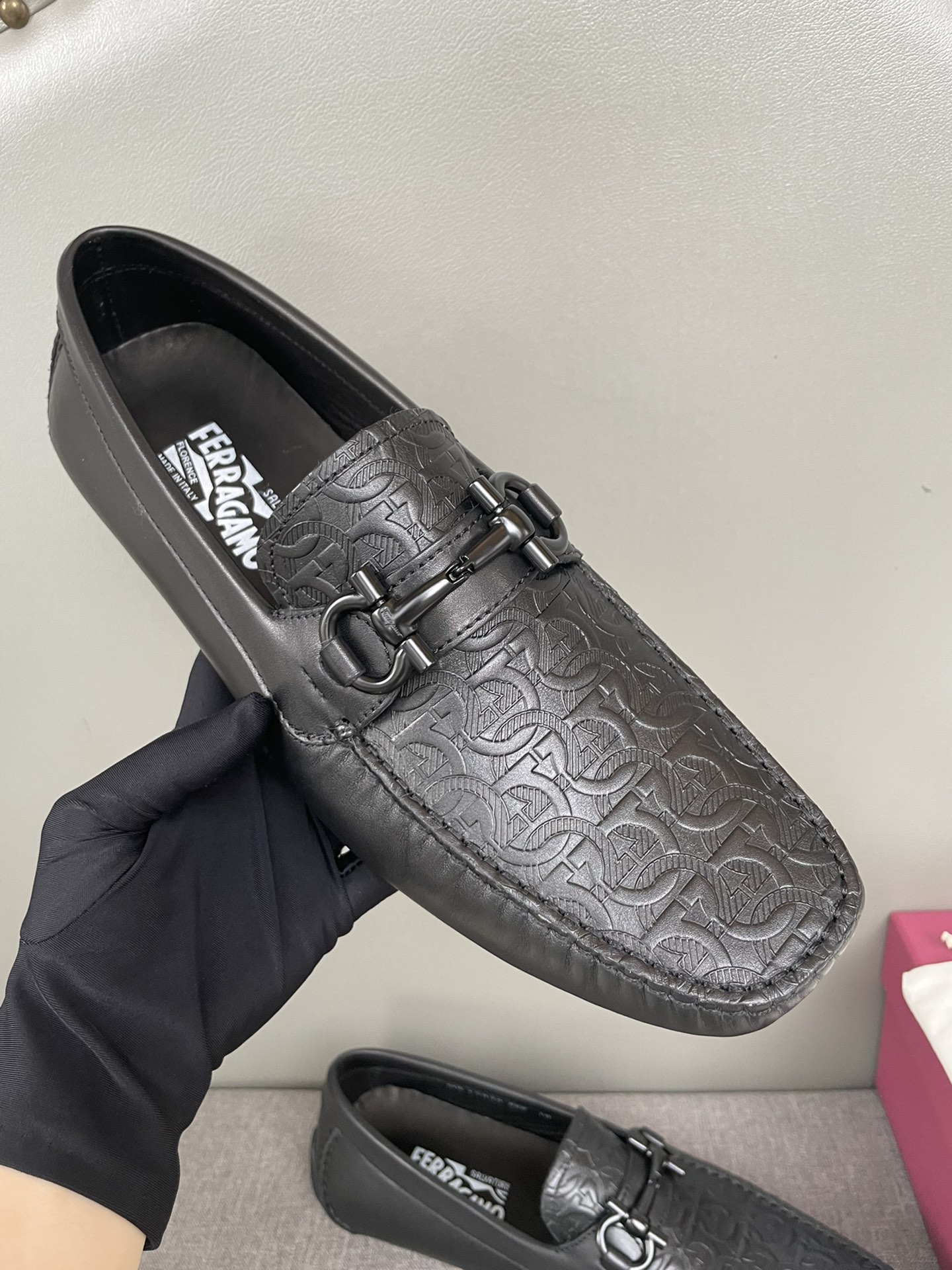 NO:354243,[Strong] [Strong] [Strong] Original quality New counter model Ferragamo ferragamo pure hand-made driving men's shoes Doudou shoes footwear lazy shoes, exquisite hand-stitching, workmanship details comparable to those of the counter Original rubber sole imported cowhide from Italy imported cowhide water ripples water dyed cowhide sweat-absorbent and odor-proof imported black cross cowhide 39-44 large stock (38,45 customized for non-return and exchange), ferragamo, ferragamo, cowhide19860909批[强][强][强]原单品质 专柜新款 菲拉格慕ferragamo 纯手工开车男鞋 豆豆鞋 套脚鞋 懒人鞋 ,精致手工缝线 做工细节堪比专柜 原版橡胶大底 意大利进口牛皮压水波纹水染牛皮里 吸汗防臭 进口黑色十字纹牛皮39-44大量现货（38,45定做不退换）,,ferragamo,ferragamo,cowhide,Men's shoes