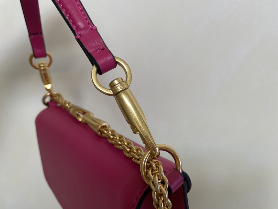 ValentinoGaravaniMINILOC小牛皮手袋金属VLogoSignature细节-配可拆卸