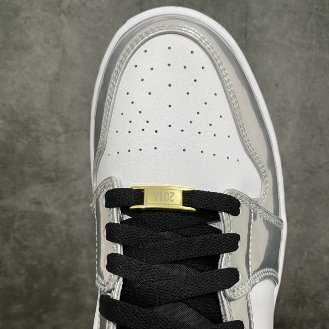 图片[5]-Air Jordan 1 \”Pass The Torch\” 伦纳德 白银电镀 货号：AQ7476 016 纯原生产线出品 原厂纸板楦头 完美还原元年版型 进口韩国进口原厂皮料，拒绝一眼假👋 超高难度折边针车工艺 原厂水晶蓝底(正确手印)， 仅服务少数懂货的高端客户 发国外可放心充正销售 ，国内APP鉴定平台 实测大几率过验 公司货已天价，这里一样逼格 零头为你搞定👏🏻👏🏻 尺码：40.5 41 42 42.5 43 44 44.5 45 46-选品中心
