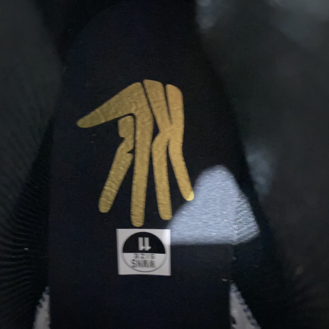 图片[6]-Air Jordan 1 \”Pass The Torch\” 伦纳德 白银电镀 货号：AQ7476 016 纯原生产线出品 原厂纸板楦头 完美还原元年版型 进口韩国进口原厂皮料，拒绝一眼假👋 超高难度折边针车工艺 原厂水晶蓝底(正确手印)， 仅服务少数懂货的高端客户 发国外可放心充正销售 ，国内APP鉴定平台 实测大几率过验 公司货已天价，这里一样逼格 零头为你搞定👏🏻👏🏻 尺码：40.5 41 42 42.5 43 44 44.5 45 46-选品中心