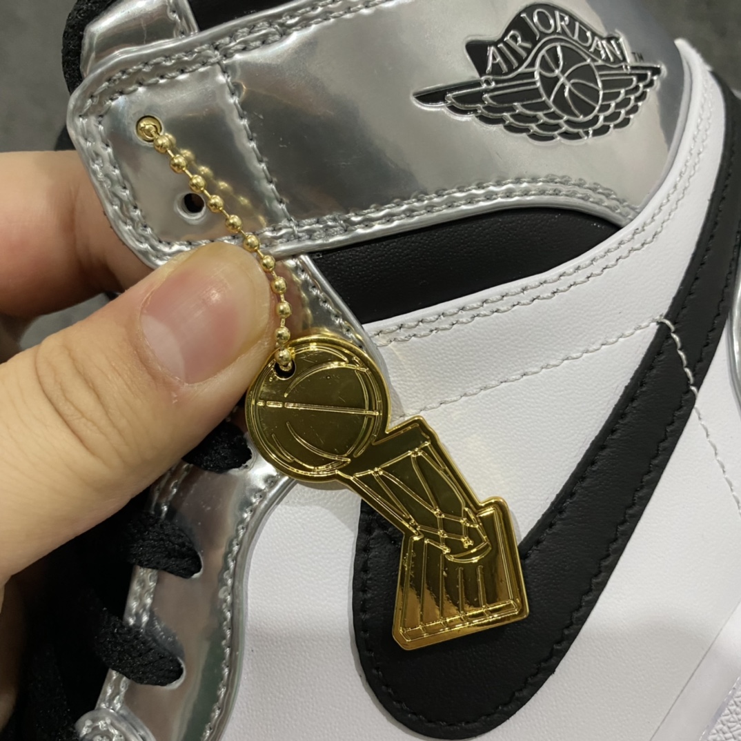 图片[8]-Air Jordan 1 \”Pass The Torch\” 伦纳德 白银电镀 货号：AQ7476 016 纯原生产线出品 原厂纸板楦头 完美还原元年版型 进口韩国进口原厂皮料，拒绝一眼假👋 超高难度折边针车工艺 原厂水晶蓝底(正确手印)， 仅服务少数懂货的高端客户 发国外可放心充正销售 ，国内APP鉴定平台 实测大几率过验 公司货已天价，这里一样逼格 零头为你搞定👏🏻👏🏻 尺码：40.5 41 42 42.5 43 44 44.5 45 46-选品中心