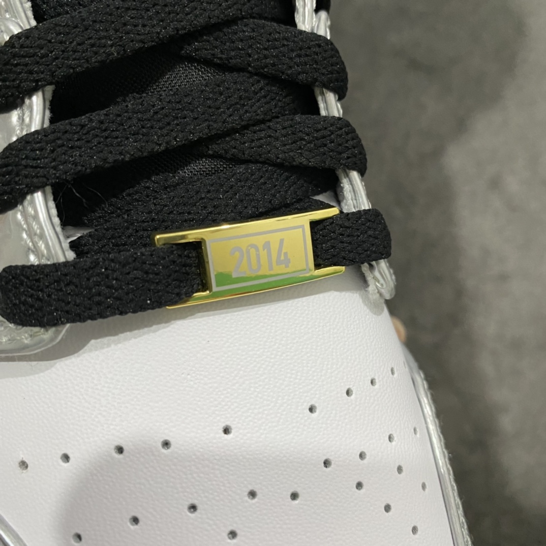 图片[2]-Air Jordan 1 \”Pass The Torch\” 伦纳德 白银电镀 货号：AQ7476 016 纯原生产线出品 原厂纸板楦头 完美还原元年版型 进口韩国进口原厂皮料，拒绝一眼假👋 超高难度折边针车工艺 原厂水晶蓝底(正确手印)， 仅服务少数懂货的高端客户 发国外可放心充正销售 ，国内APP鉴定平台 实测大几率过验 公司货已天价，这里一样逼格 零头为你搞定👏🏻👏🏻 尺码：40.5 41 42 42.5 43 44 44.5 45 46-选品中心