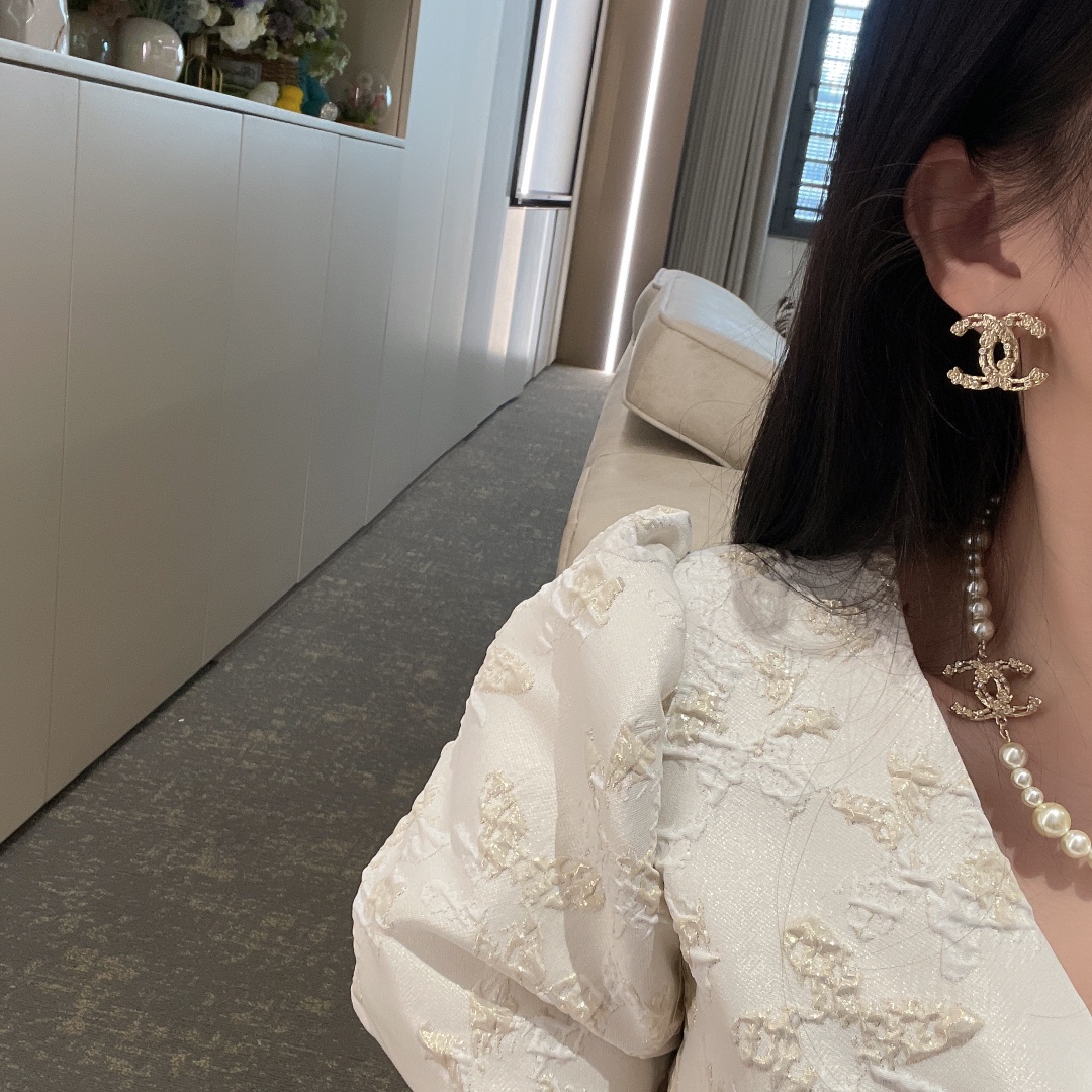 NO:104164,80 earrings 98 necklaces, small fragrance relief flower set, Chanel necklace Chanel earrings, chanel, necklace1986090980耳钉 98项链 小香浮雕花朵套装,香奈儿项链香奈儿耳钉,chanel,necklace,Jewelry