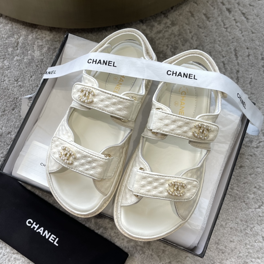 CHANEL 샌들 소가죽 발이 하얘 보이는 우아한 스타일