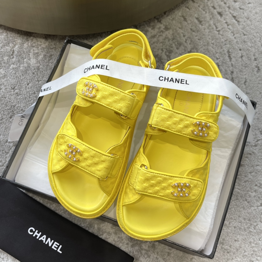 Sandales CHANEL en cuir de vachette, effet peau claire, modèle élégant