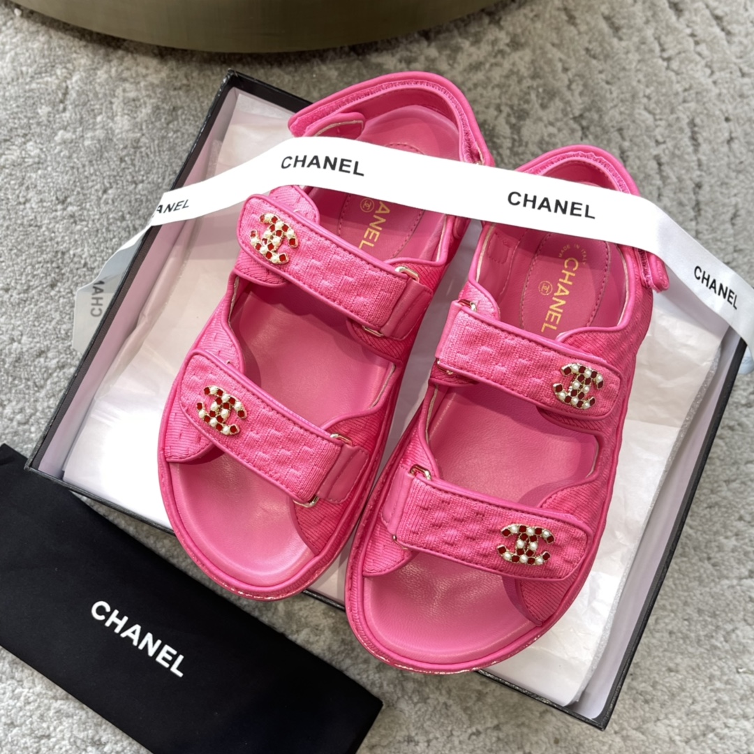 Sandales CHANEL en cuir de vachette, effet peau claire, style élégant