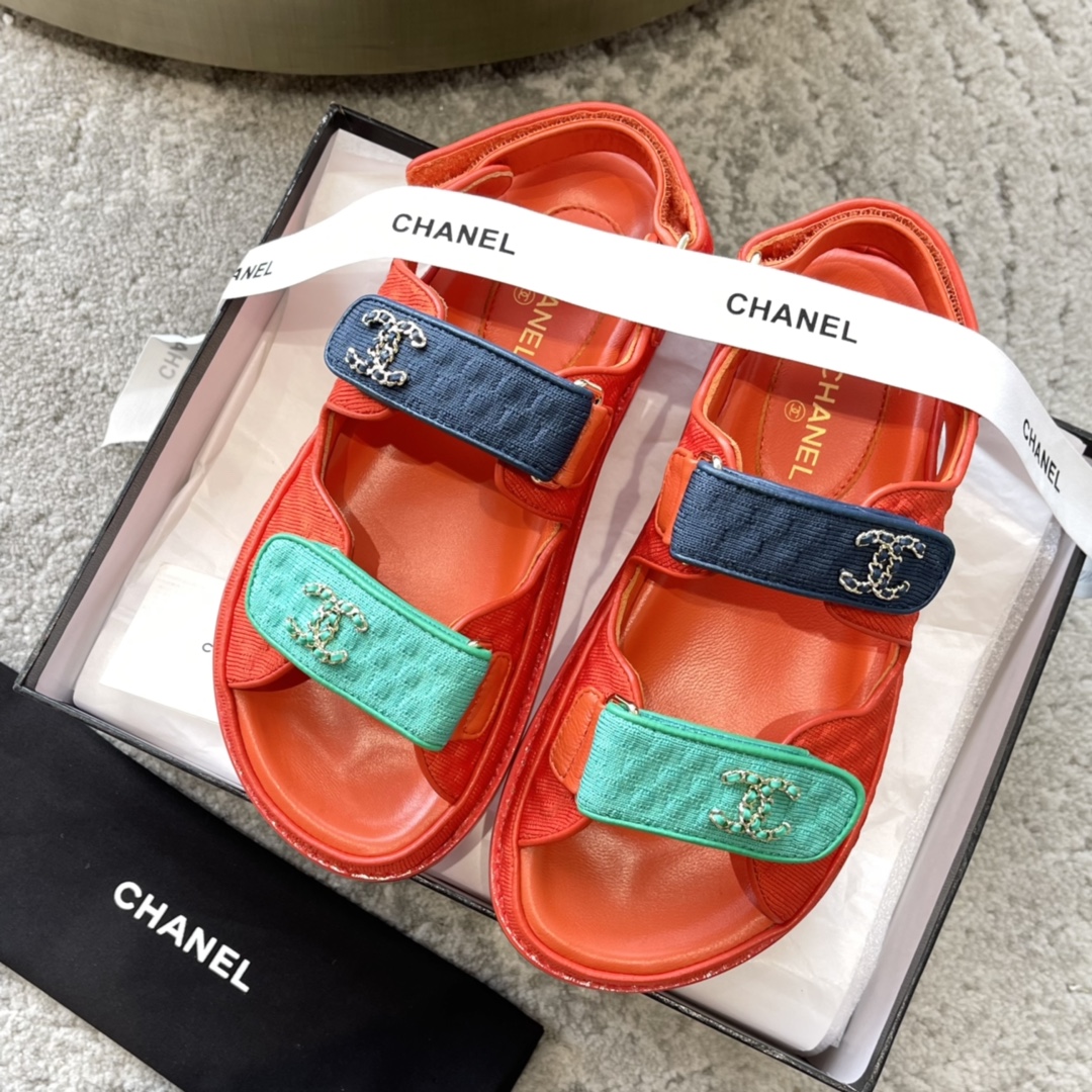 Sandales CHANEL en cuir de vachette, effet peau claire, style élégant