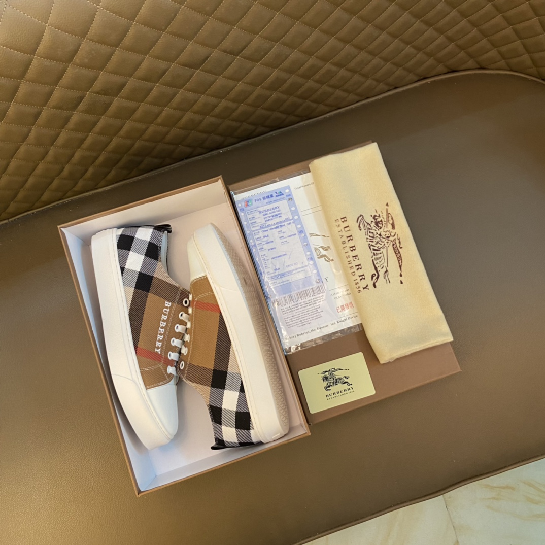 I5    Burberry 巴宝莉 经典休闲鞋2022休闲运动男鞋，懒人套脚板鞋 帆船鞋 全新米兰时装时尚的设计，完美做工，原版复刻 霸气花纹😍 材质：头层牛皮➕进口布料柔软舒适，羊皮鞋垫，适合户外青年跑步🏃户外司机驾车鞋 🚗套脚方便 懒人乐福首选原版橡胶耐磨大底，男鞋