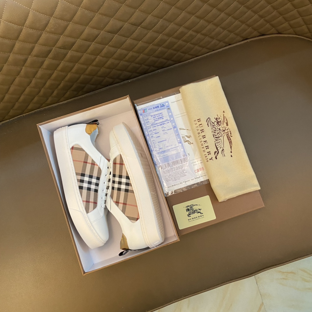 I5    Burberry 巴宝莉 经典休闲鞋2022休闲运动男鞋，懒人套脚板鞋 帆船鞋 全新米兰时装时尚的设计，完美做工，原版复刻 霸气花纹😍 材质：头层牛皮➕进口布料柔软舒适，羊皮鞋垫，适合户外青年跑步🏃户外司机驾车鞋 🚗套脚方便 懒人乐福首选原版橡胶耐磨大底，男鞋