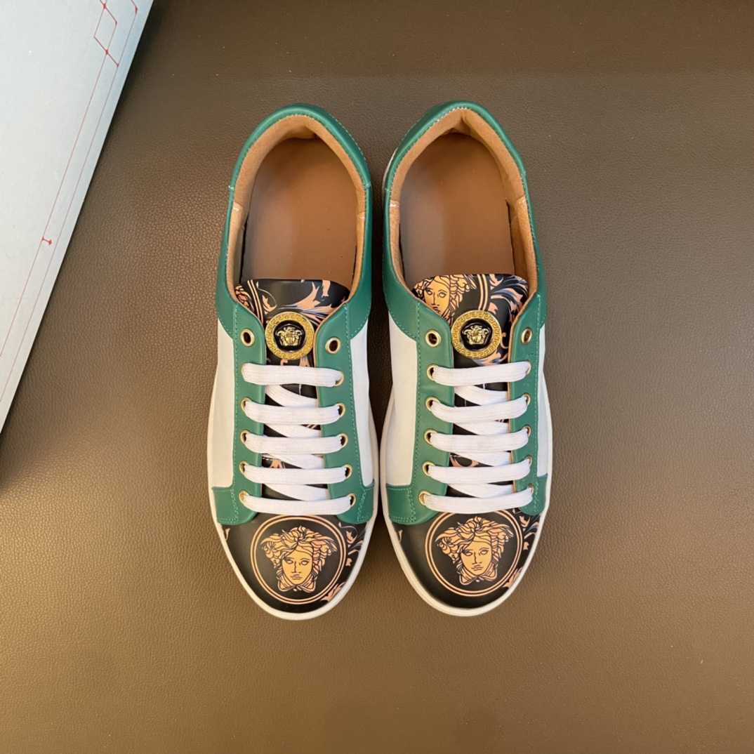 I0  高品质😍 欧美大师设计简洁高档大气，专柜品质值得信赖，面料进口顶级牛皮 。😍 羊皮内里🐑 做工精细，专柜原版大底，上脚舒适百搭，潮男乐福专属定制，小 麦昆 Alexander McQueen  适合司机户外行车🚗 休闲鞋系列之首 男鞋