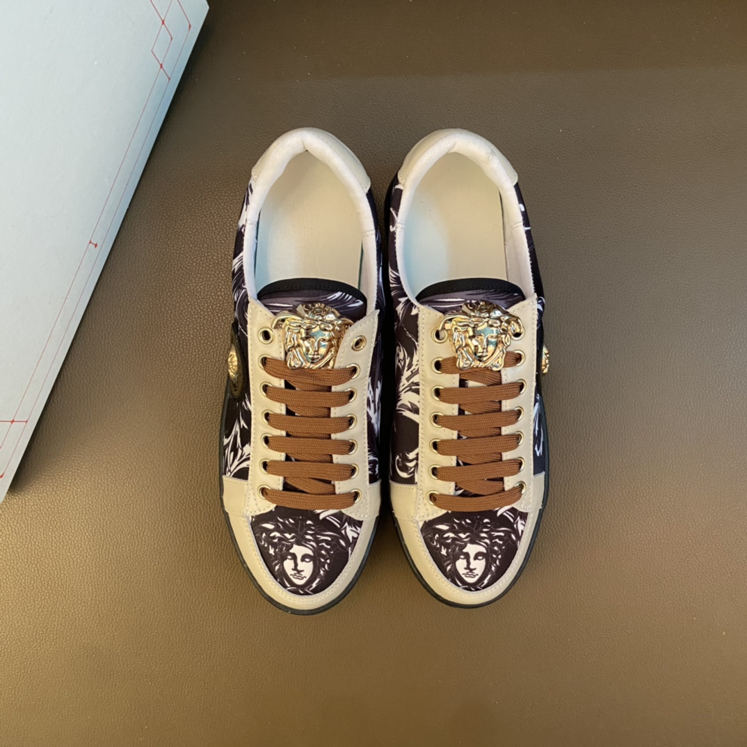 I0  高品质😍 欧美大师设计简洁高档大气，专柜品质值得信赖，面料进口顶级牛皮 。😍 羊皮内里🐑 做工精细，专柜原版大底，上脚舒适百搭，潮男乐福专属定制，小 麦昆 Alexander McQueen  适合司机户外行车🚗 休闲鞋系列之首 男鞋