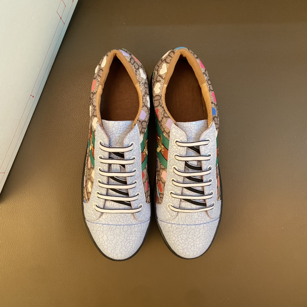 I0  高品质😍 欧美大师设计简洁高档大气，专柜品质值得信赖，面料进口顶级牛皮 。😍 羊皮内里🐑 做工精细，专柜原版大底，上脚舒适百搭，潮男乐福专属定制，小 麦昆 Alexander McQueen  适合司机户外行车🚗 休闲鞋系列之首 男鞋