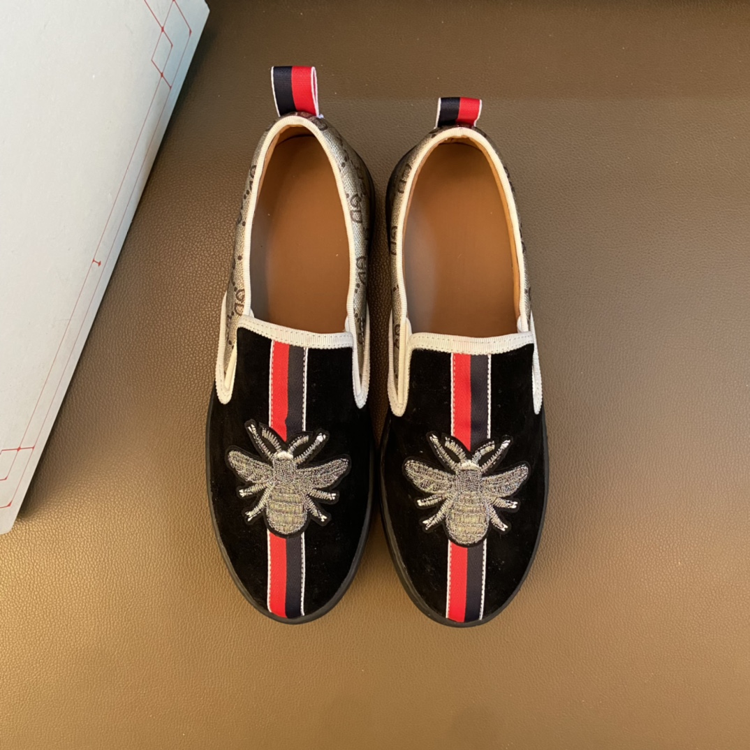 I0  高品质😍 欧美大师设计简洁高档大气，专柜品质值得信赖，面料进口顶级牛皮 。😍 羊皮内里🐑 做工精细，专柜原版大底，上脚舒适百搭，潮男乐福专属定制，小 麦昆 Alexander McQueen  适合司机户外行车🚗 休闲鞋系列之首 男鞋