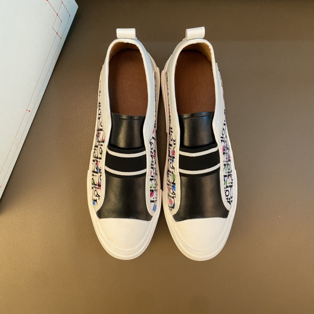 I0  高品质😍 欧美大师设计简洁高档大气，专柜品质值得信赖，面料进口顶级牛皮 。😍 羊皮内里🐑 做工精细，专柜原版大底，上脚舒适百搭，潮男乐福专属定制，小 麦昆 Alexander McQueen  适合司机户外行车🚗 休闲鞋系列之首 男鞋