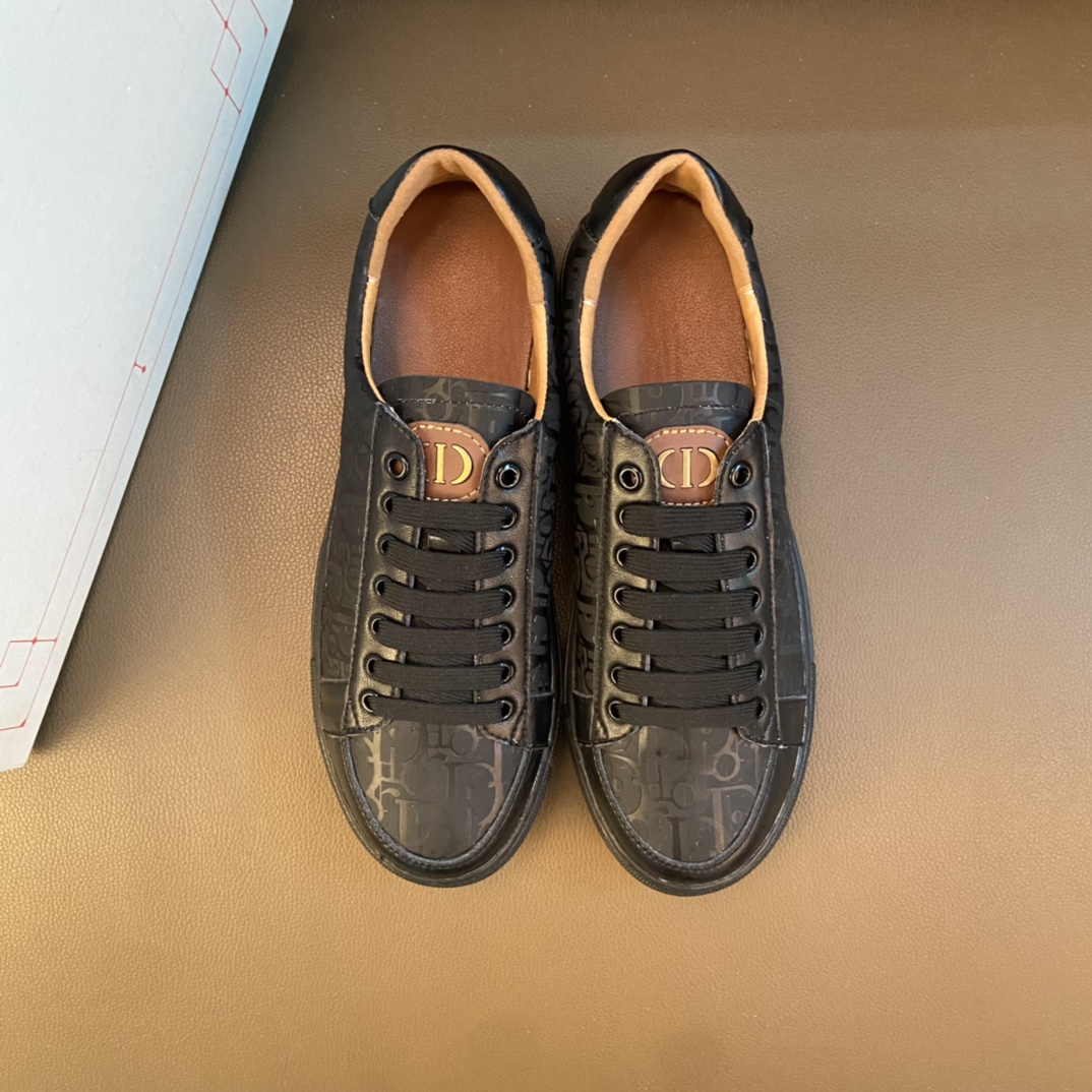 I0  高品质😍 欧美大师设计简洁高档大气，专柜品质值得信赖，面料进口顶级牛皮 。😍 羊皮内里🐑 做工精细，专柜原版大底，上脚舒适百搭，潮男乐福专属定制，小 麦昆 Alexander McQueen  适合司机户外行车🚗 休闲鞋系列之首 男鞋