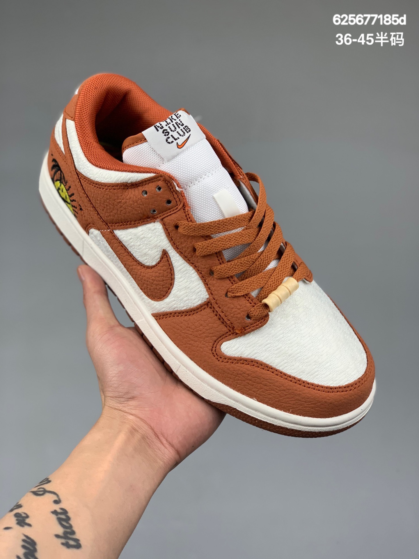 本地
Nike SB Dunk Low Pro 复古低帮 休闲运动滑板板鞋。采用脚感柔软舒适ZoomAir气垫，有效吸收滑板等极限运动在落地时带来的冲击力，为街头运动者们提供更好的保护。
货号：DR5475 100
尺码：36 36.5 37.5 38 38.5 39 40 40.5 41 42 42.5 43 44 45
编码：625677185d