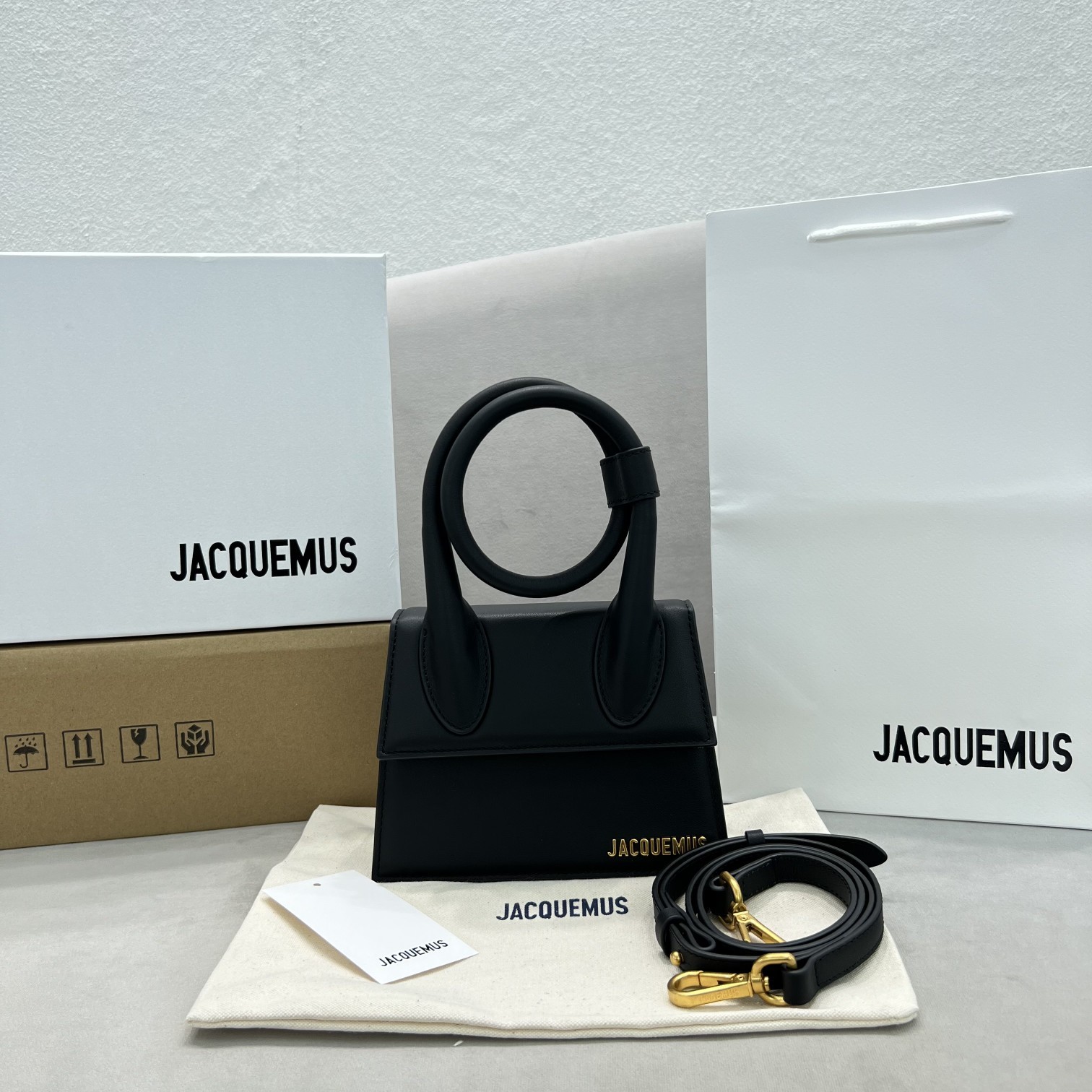 黑金色Jacquemus̶爆款单品腋下包来袭辣手柄处摁扣设计十足手提时下热门的单肩背发以及斜挎一个包包个