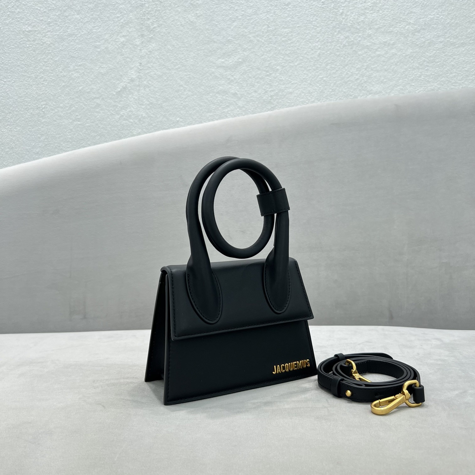 黑金色Jacquemus̶爆款单品腋下包来袭辣手柄处摁扣设计十足手提时下热门的单肩背发以及斜挎一个包包个