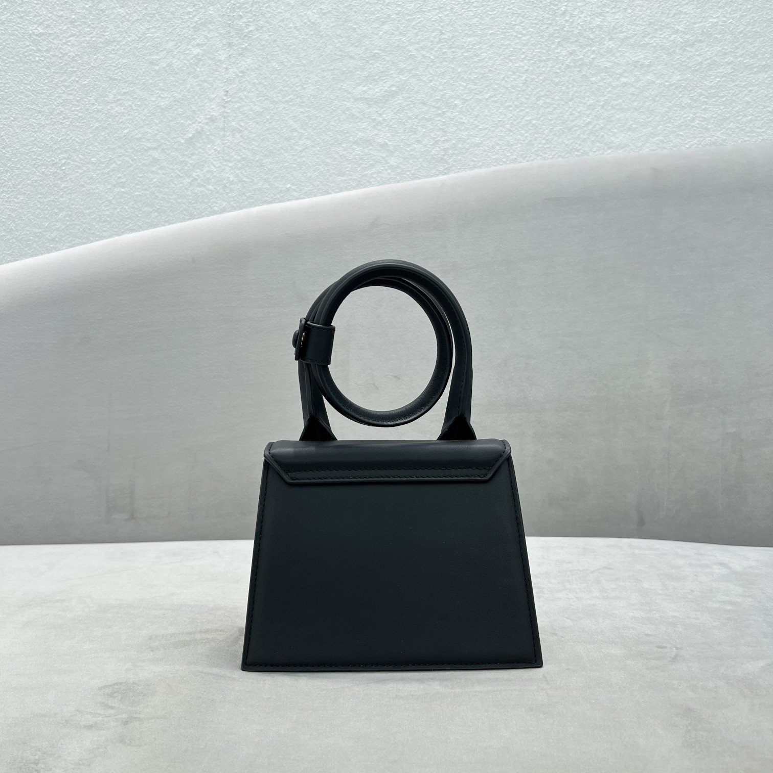 黑金色Jacquemus̶爆款单品腋下包来袭辣手柄处摁扣设计十足手提时下热门的单肩背发以及斜挎一个包包个