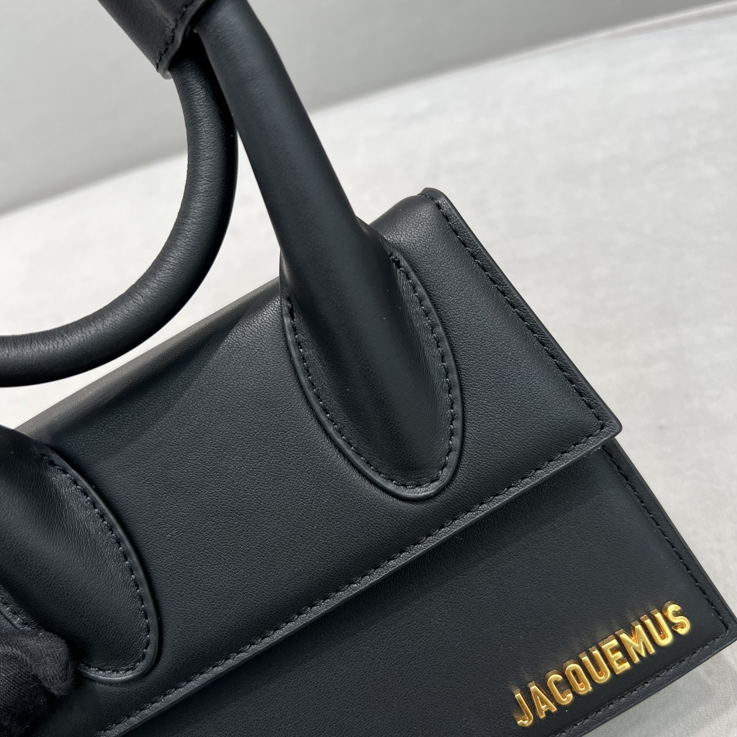 黑金色Jacquemus̶爆款单品腋下包来袭辣手柄处摁扣设计十足手提时下热门的单肩背发以及斜挎一个包包个
